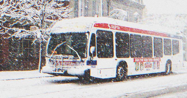 Un autobús en medio de una tormenta de nieve. | Foto: Shutterstock