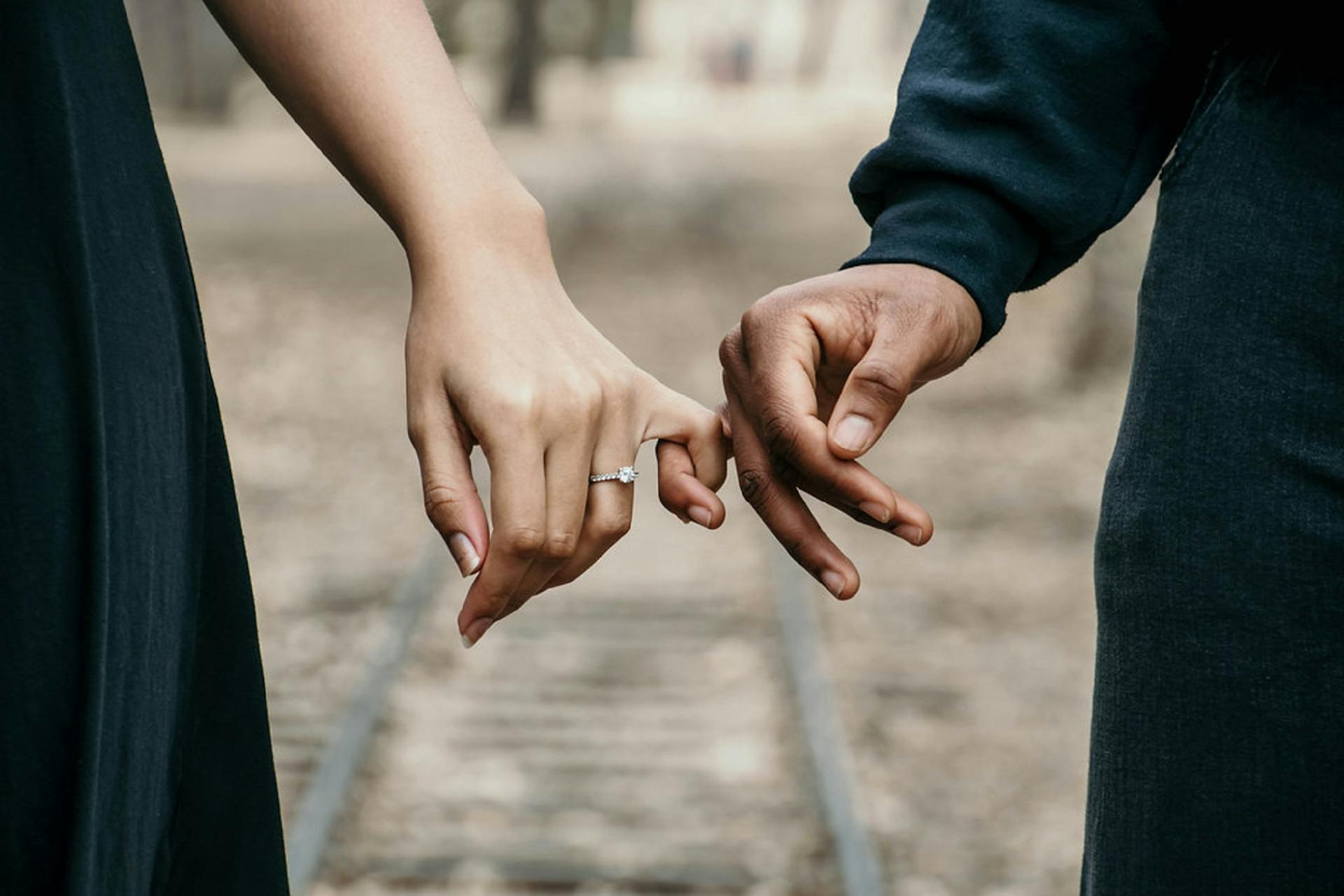 Una pareja cogida de la mano | Fuente: Pexels