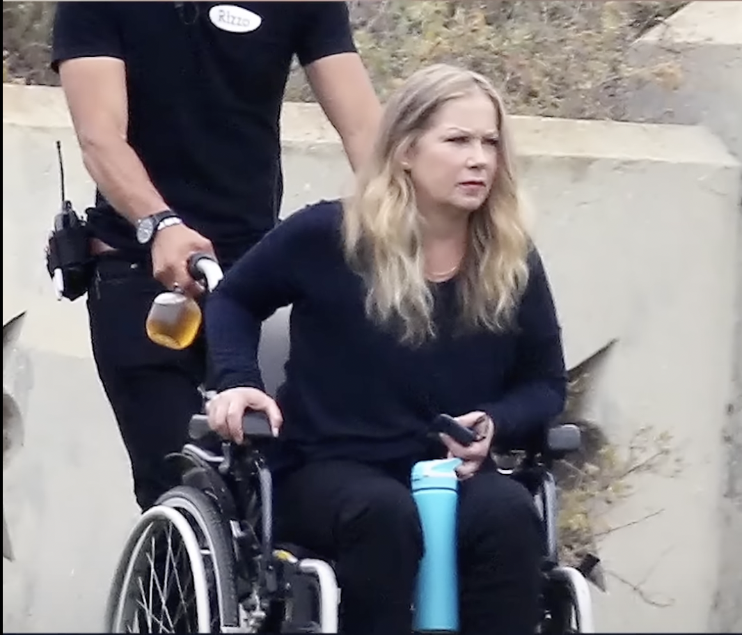 Christina Applegate en silla de ruedas en el rodaje de "Dead to Me". | Foto: Youtube/Inside Edition