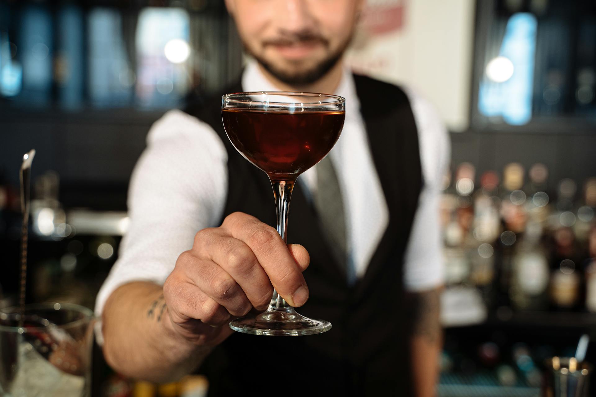 Un camarero sosteniendo un cóctel | Foto: Pexels