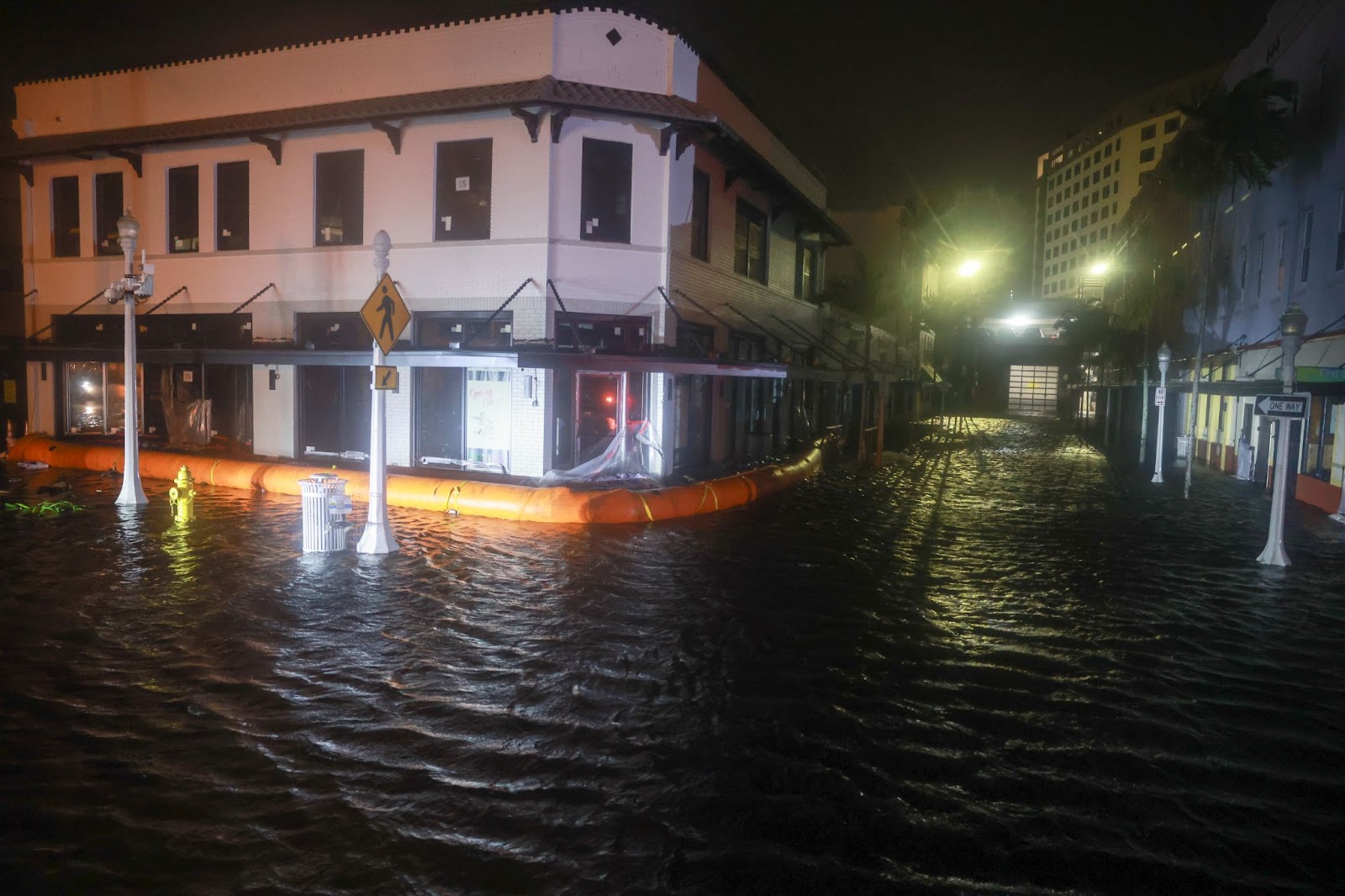 Aguas de marea inundando la calle después de que el huracán Milton tocara tierra en la zona de Sarasota el 9 de octubre de 2024, en Fort Myers, Florida | Fuente: Getty Images