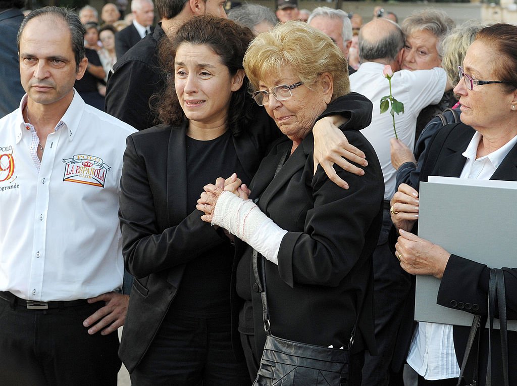 Vanessa junto a su madre Anita en el funeral de Manolo Escobar. | Foto: Getty Images.