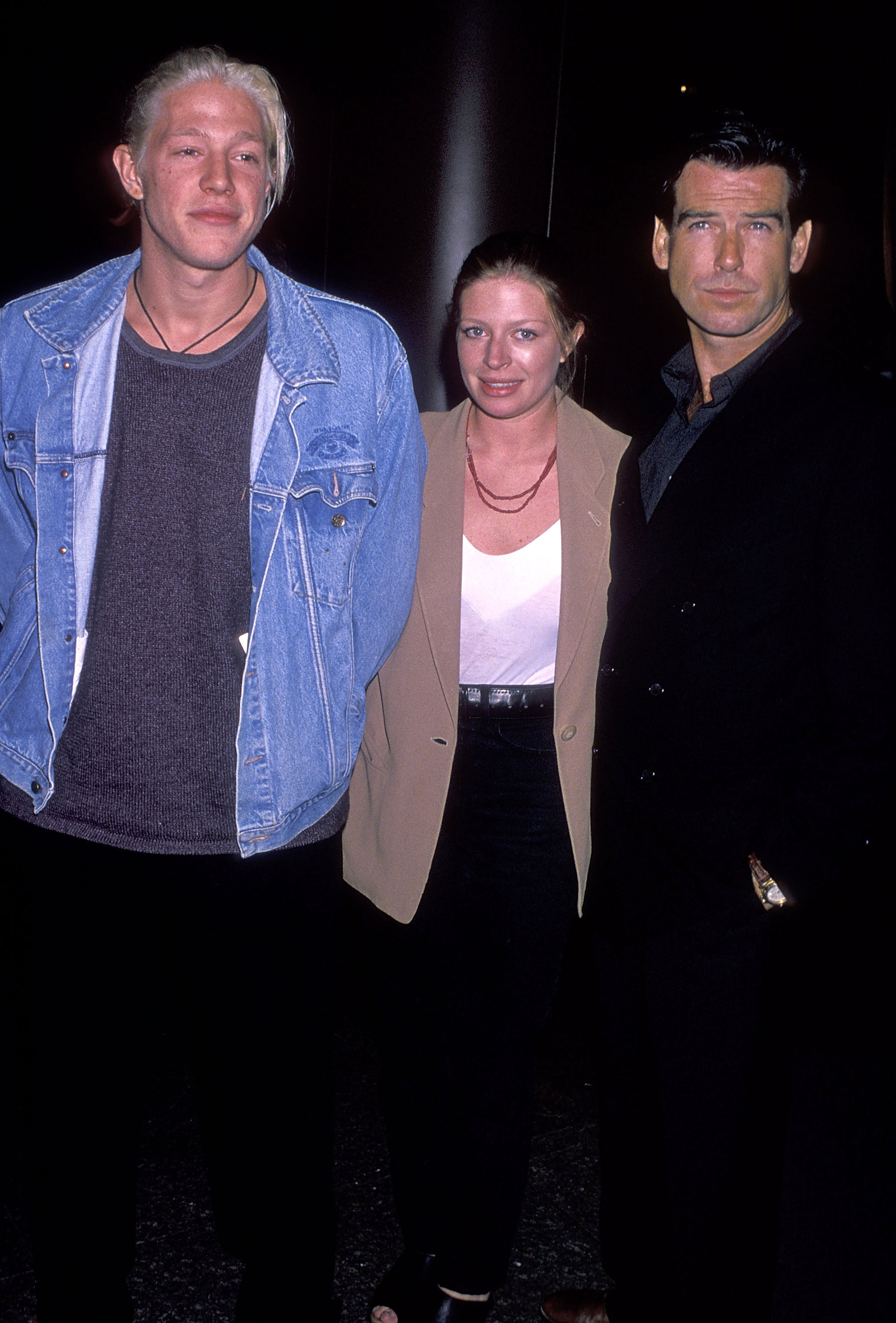 Christopher, Charlotte y Pierce Brosnan en el estreno de "Love Affair" el 13 de octubre de 1994, en West Hollywood, California. | Fuente: Getty Images