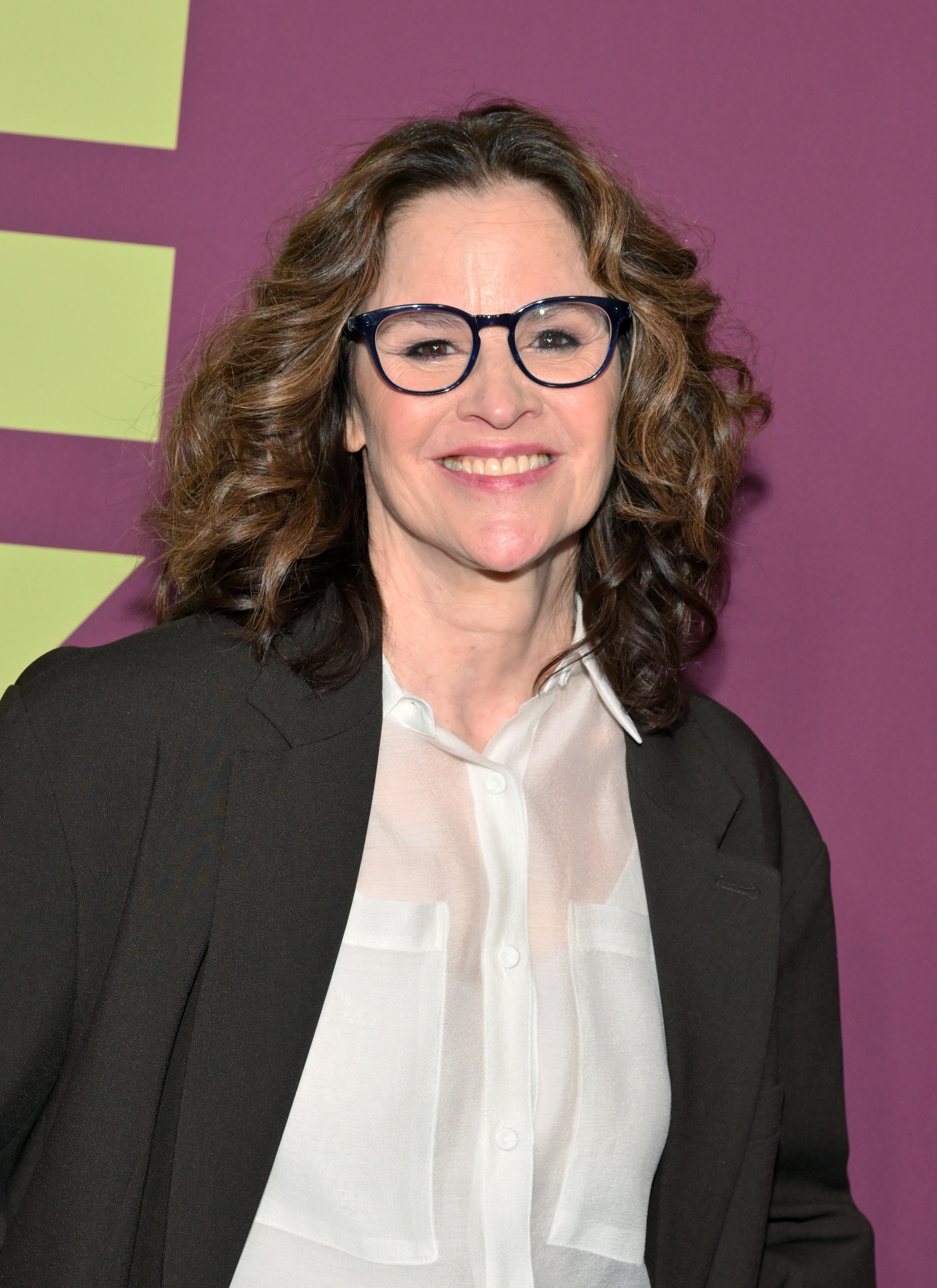 Ally Sheedy asiste al estreno de la segunda temporada de "Single Drunk Female" el 11 de abril de 2023 en Nueva York. | Fuente: Getty Images