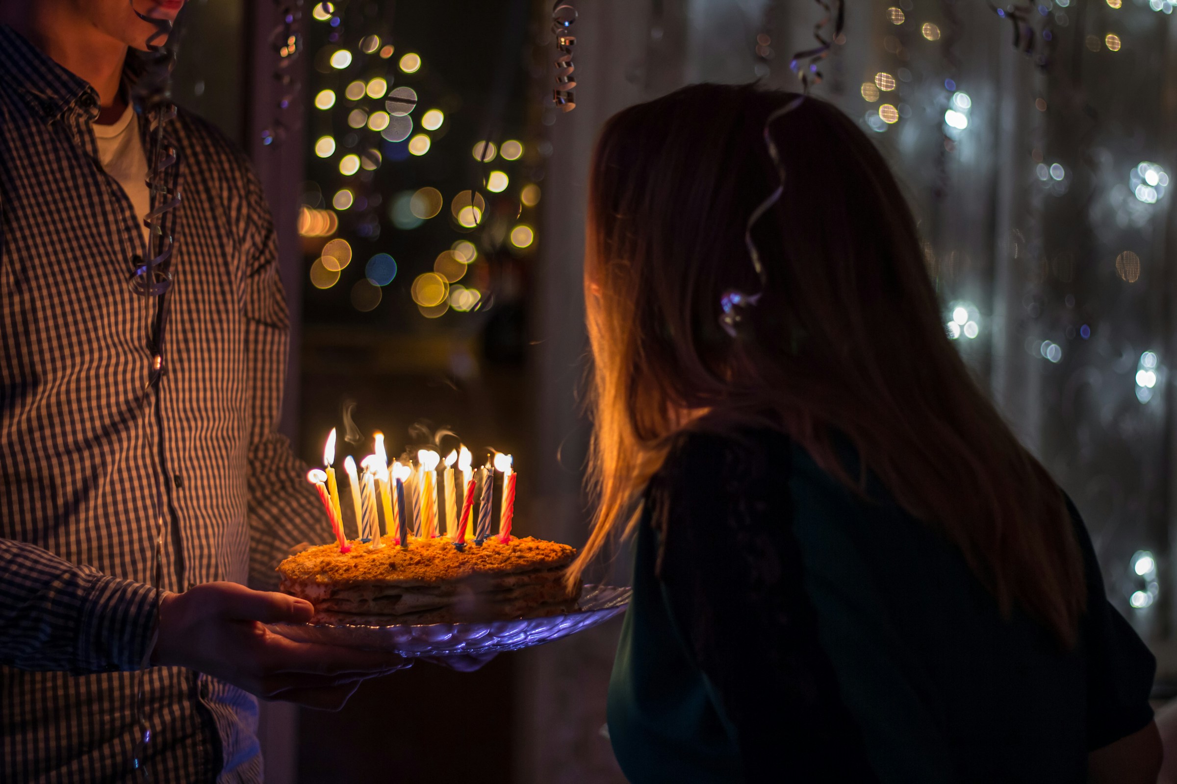 Una niña a punto de soplar las velas de su cumpleaños | Fuente: Unsplash