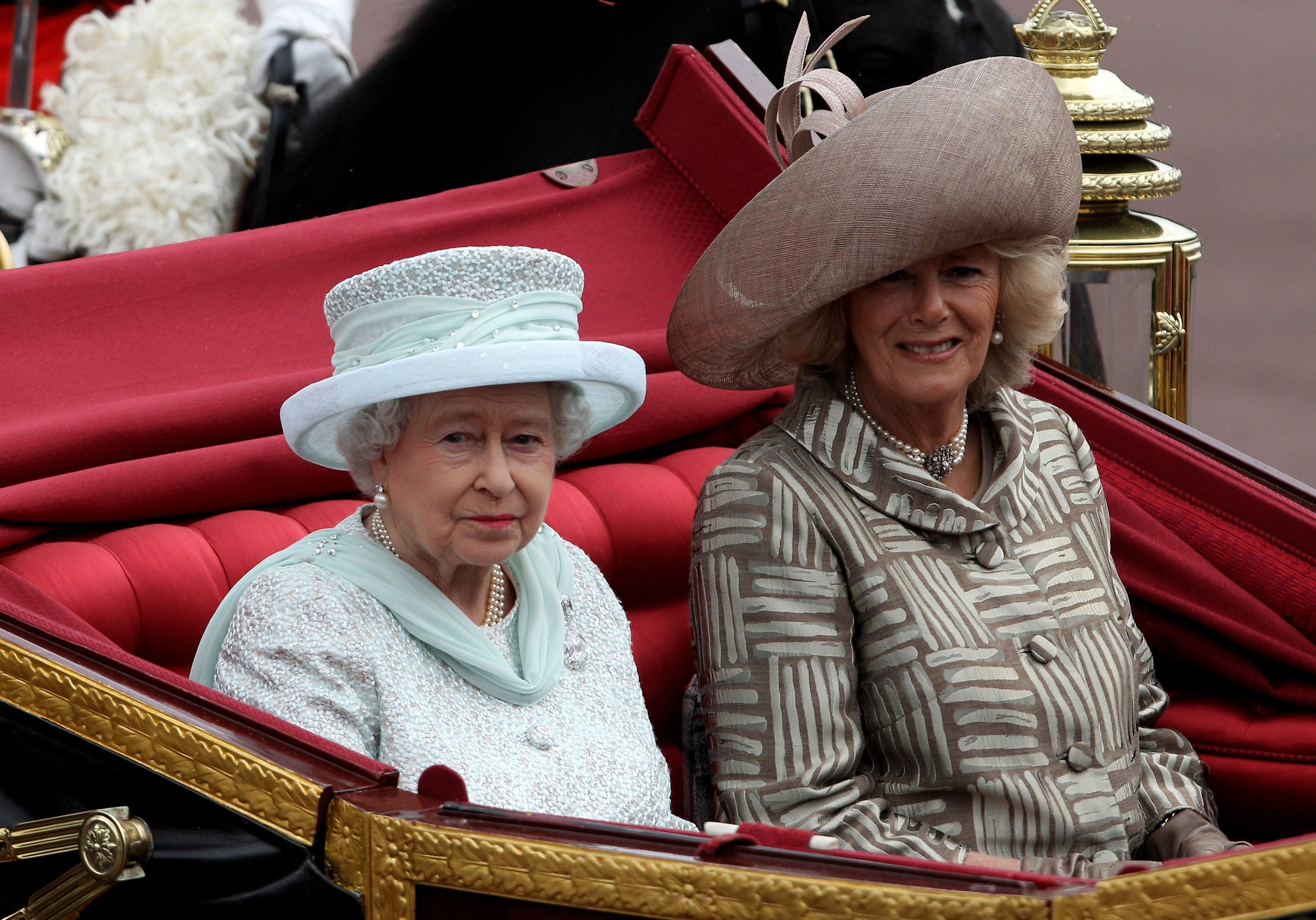 La reina Elizabeth II y la reina consorte Camilla en Londres, en 2012. | Foto: Getty Images