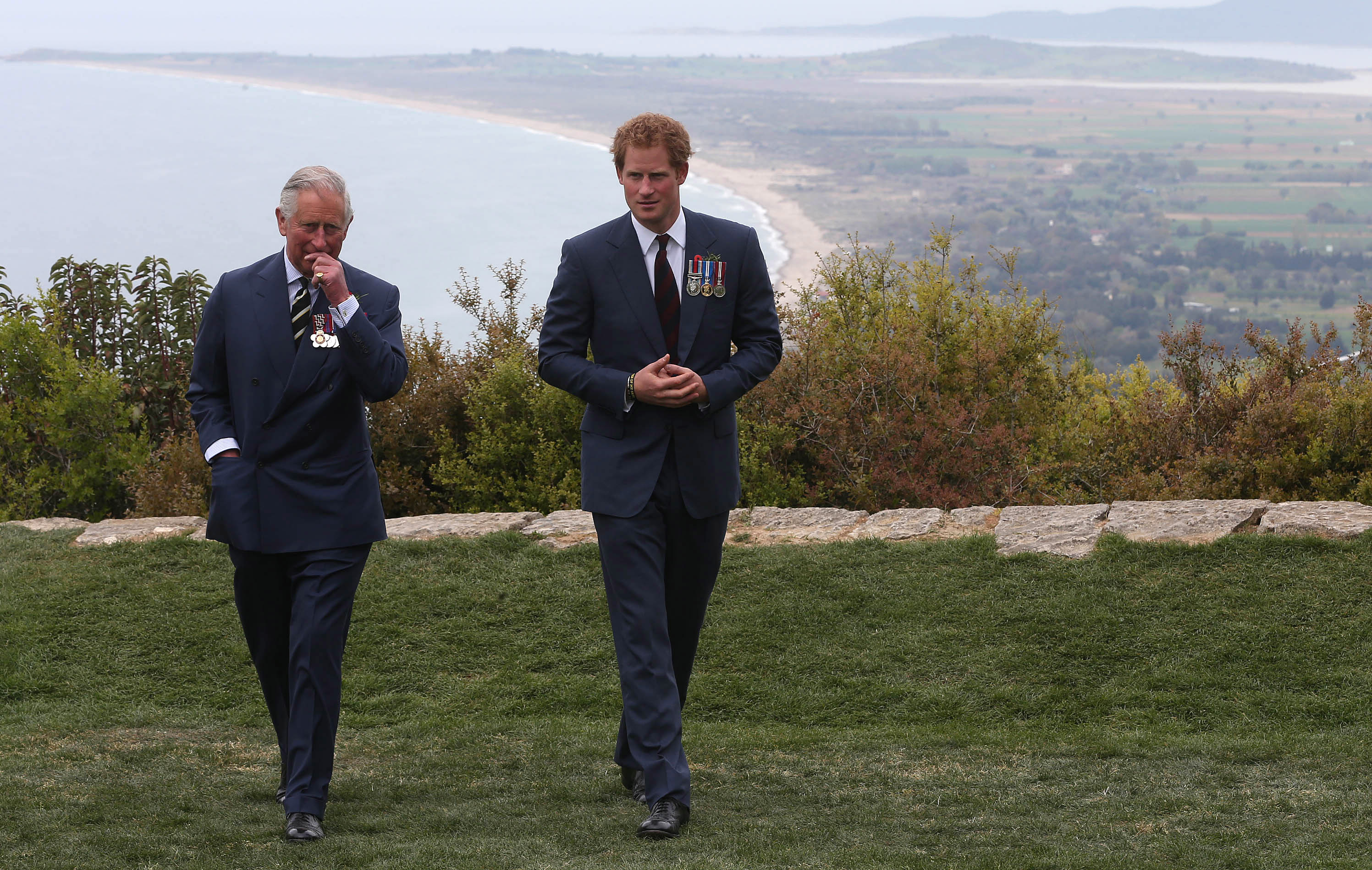 El rey Charles III y el príncipe Harry charlan durante el acto del centenario de la Batalla de Gallipoli en Gallipoli, Turquía, el 25 de abril de 2015 | Fuente: Getty Images