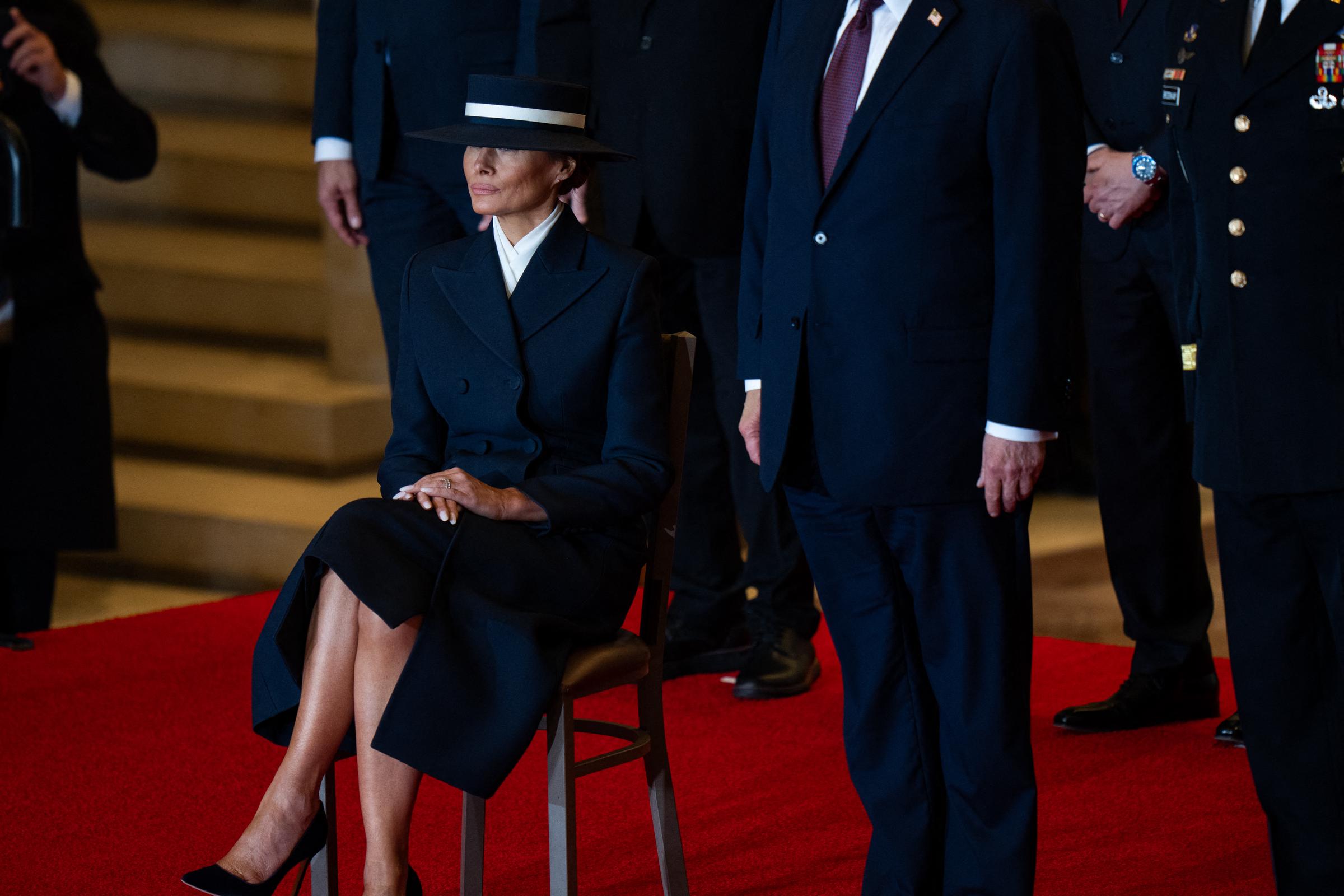 Melania Trump durante la ceremonia de revista a las tropas en la toma de posesión de Donald Trump en Washington, DC, el 20 de enero de 2025. | Fuente: Getty Images