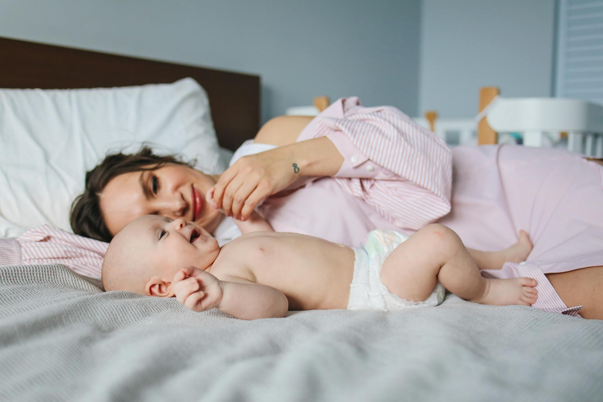 Una mujer abrazando a un bebé | Fuente: Pexels