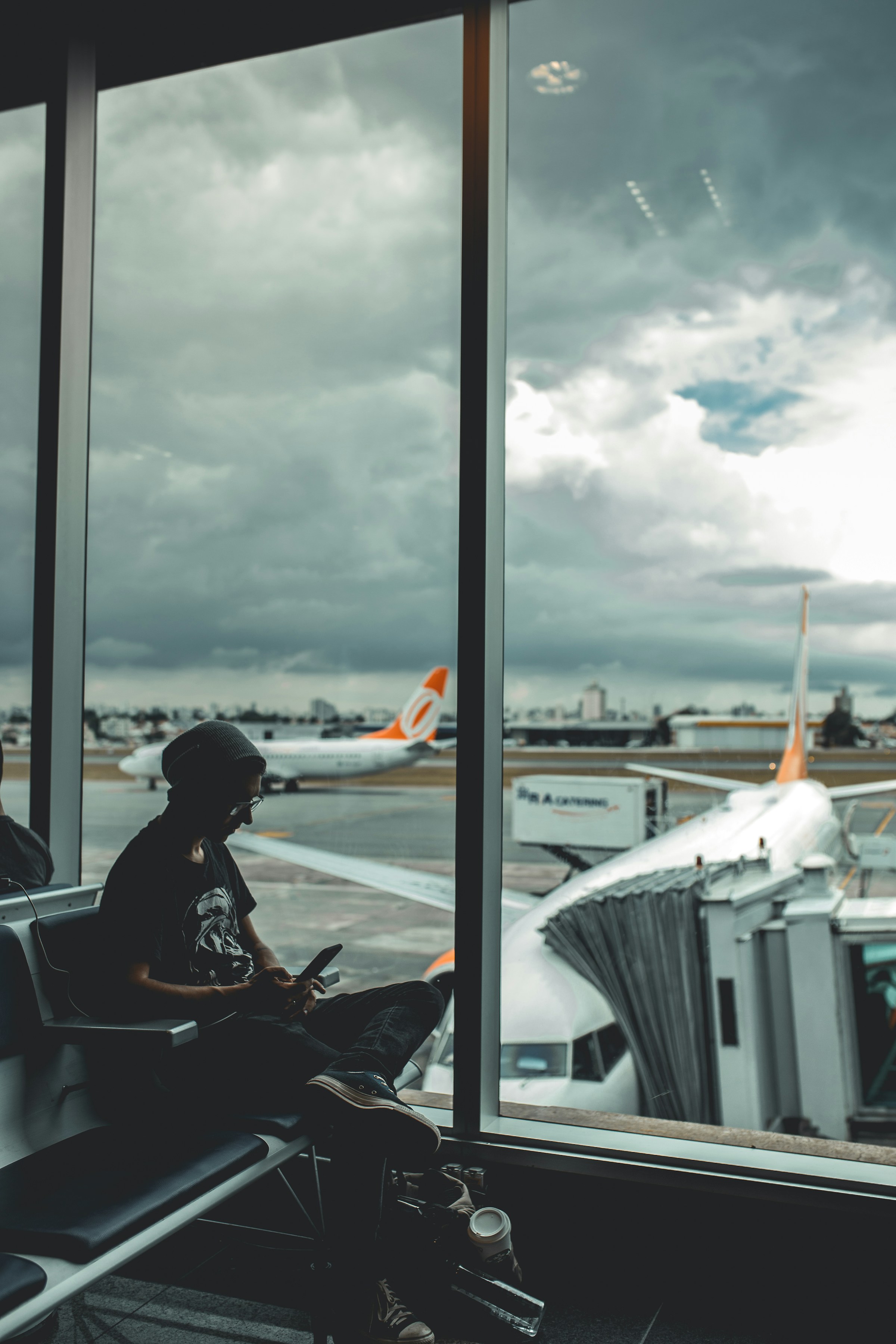 Una persona sentada en el aeropuerto | Foto: Unsplash