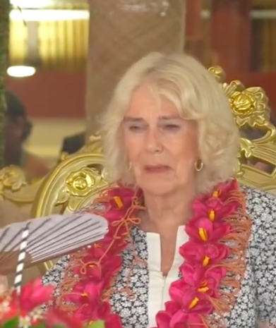 La reina Camilla llorando durante la despedida de Samoa, publicado el 28 de octubre de 2024 | Fuente: TikTok/dailymailroyals