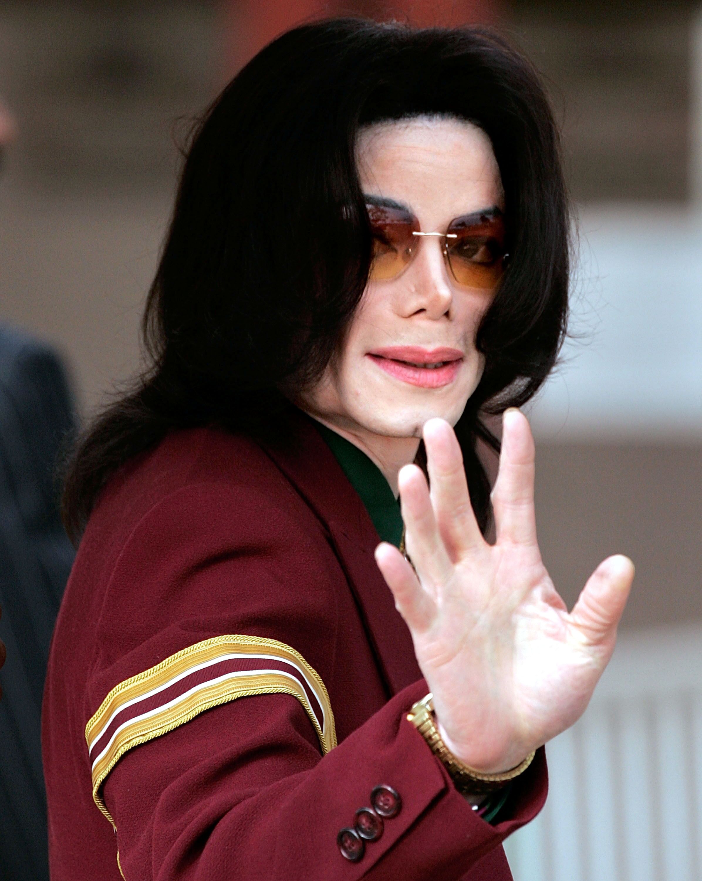 Michael Jackson llega al Tribunal Superior de Santa María para declarar durante la tercera semana de su juicio por abuso de menores el 17 de marzo de 2005 en Santa María, California. | Foto: Getty Images