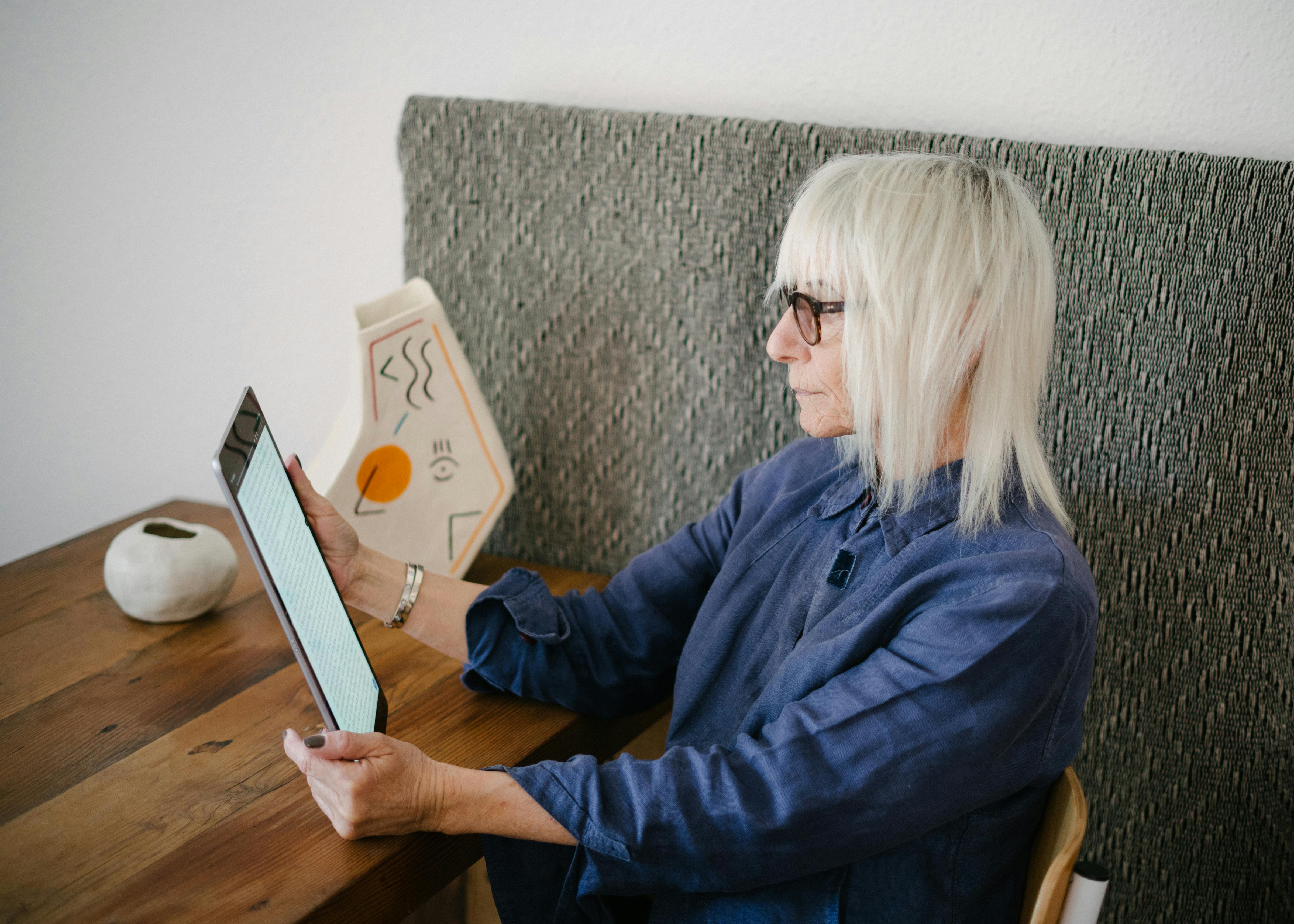 Mujer mayor leyendo en una tableta | Fuente: Pexels