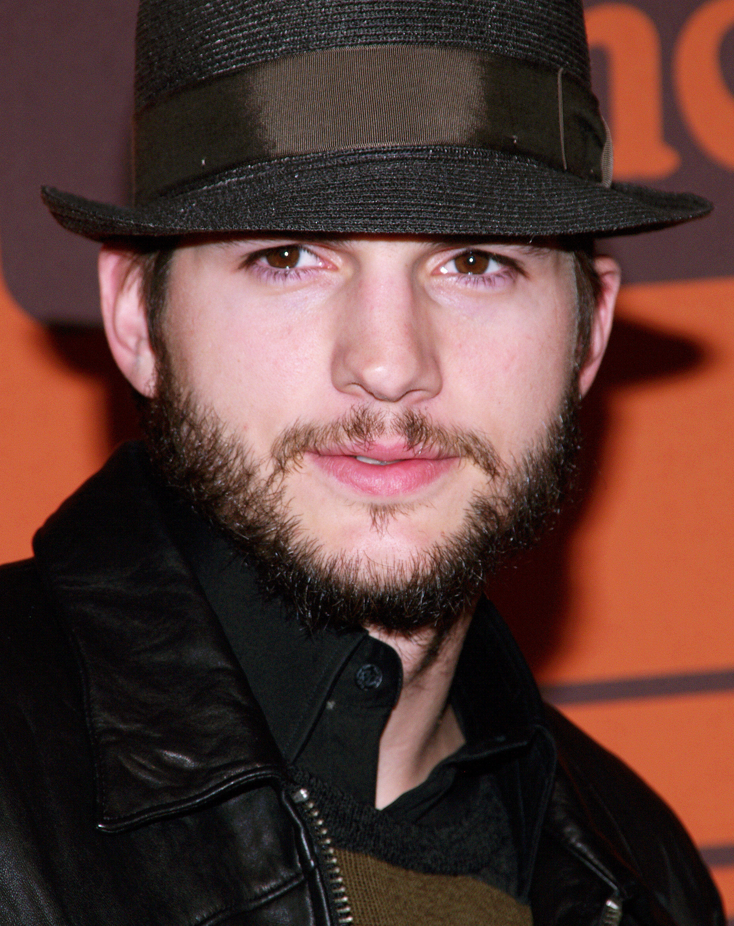 Ashton Kutcher durante la fiesta de clausura de la serie "That 70s Show" el 6 de mayo de 2006 | Fuente: Getty Images