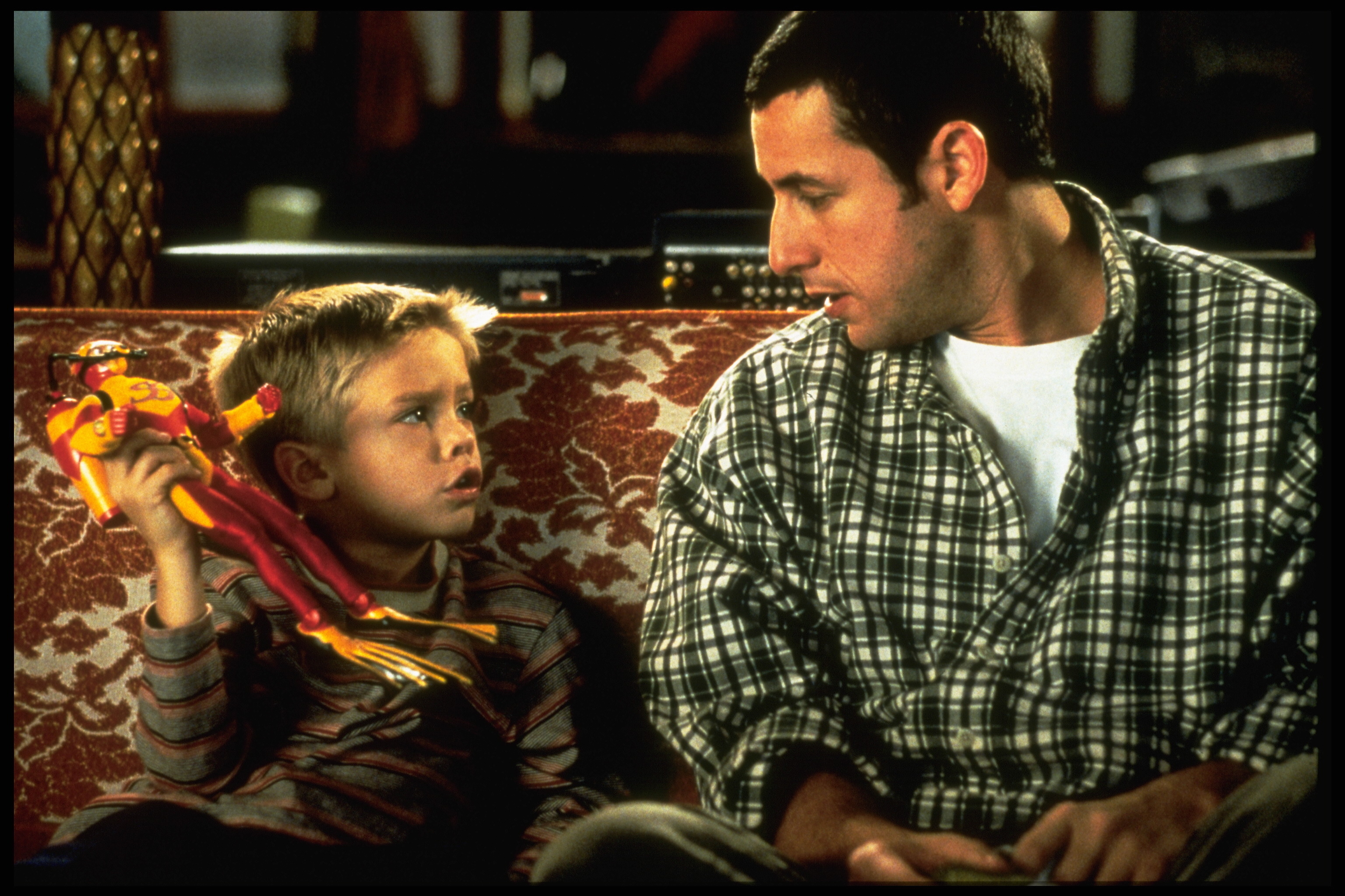 Cole o Dylan Sprouse y Adam Sandler rodando una escena en "Big Daddy" en 1999. | Fuente: Getty Images