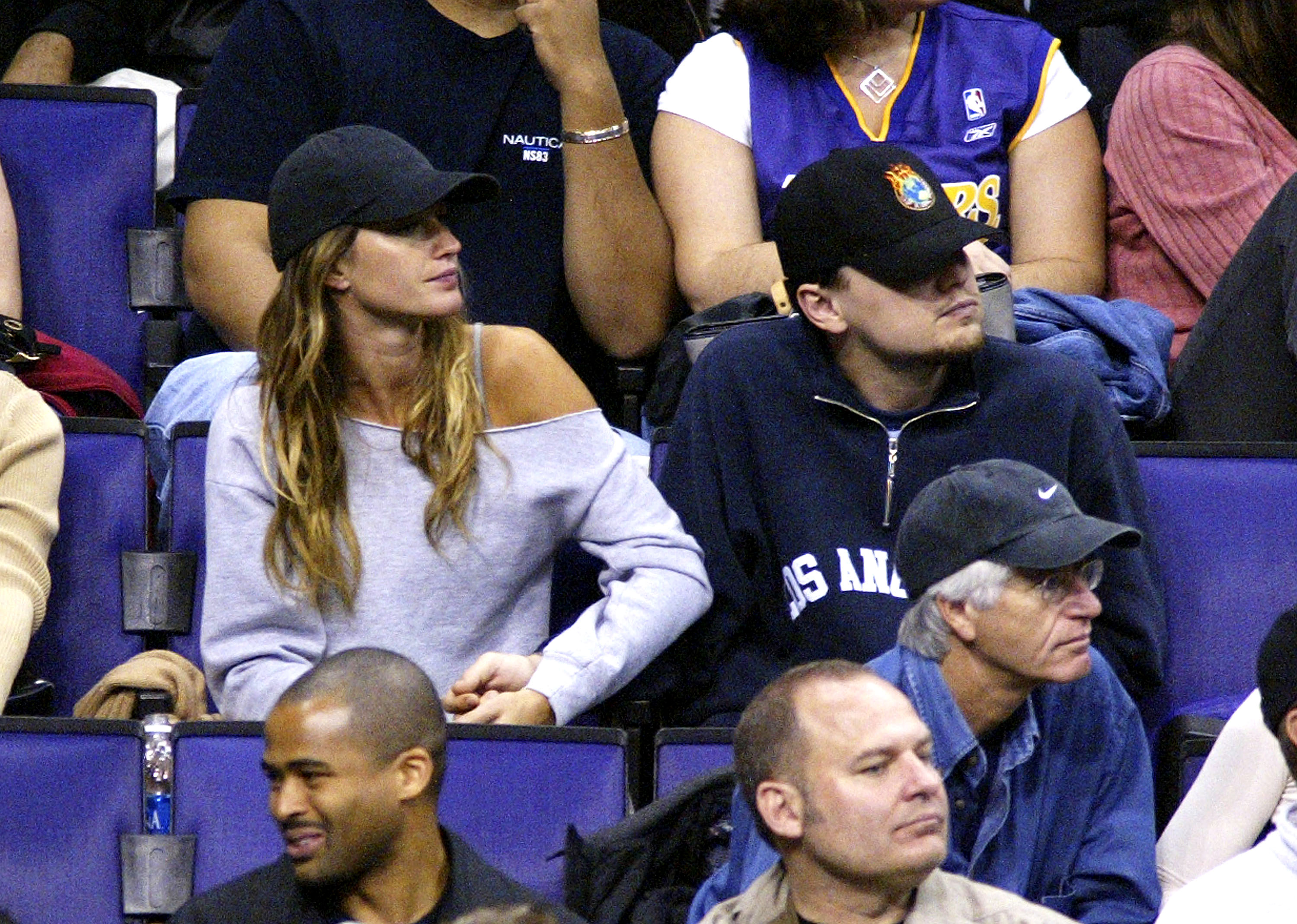 El actor Leonardo Di Caprio y la modelo Gisele Bündchen asisten al partido entre Los Angeles Lakers y los Utah Jazz el 7 de diciembre de 2003 en Los Angeles, California. | Fuente: Getty Images