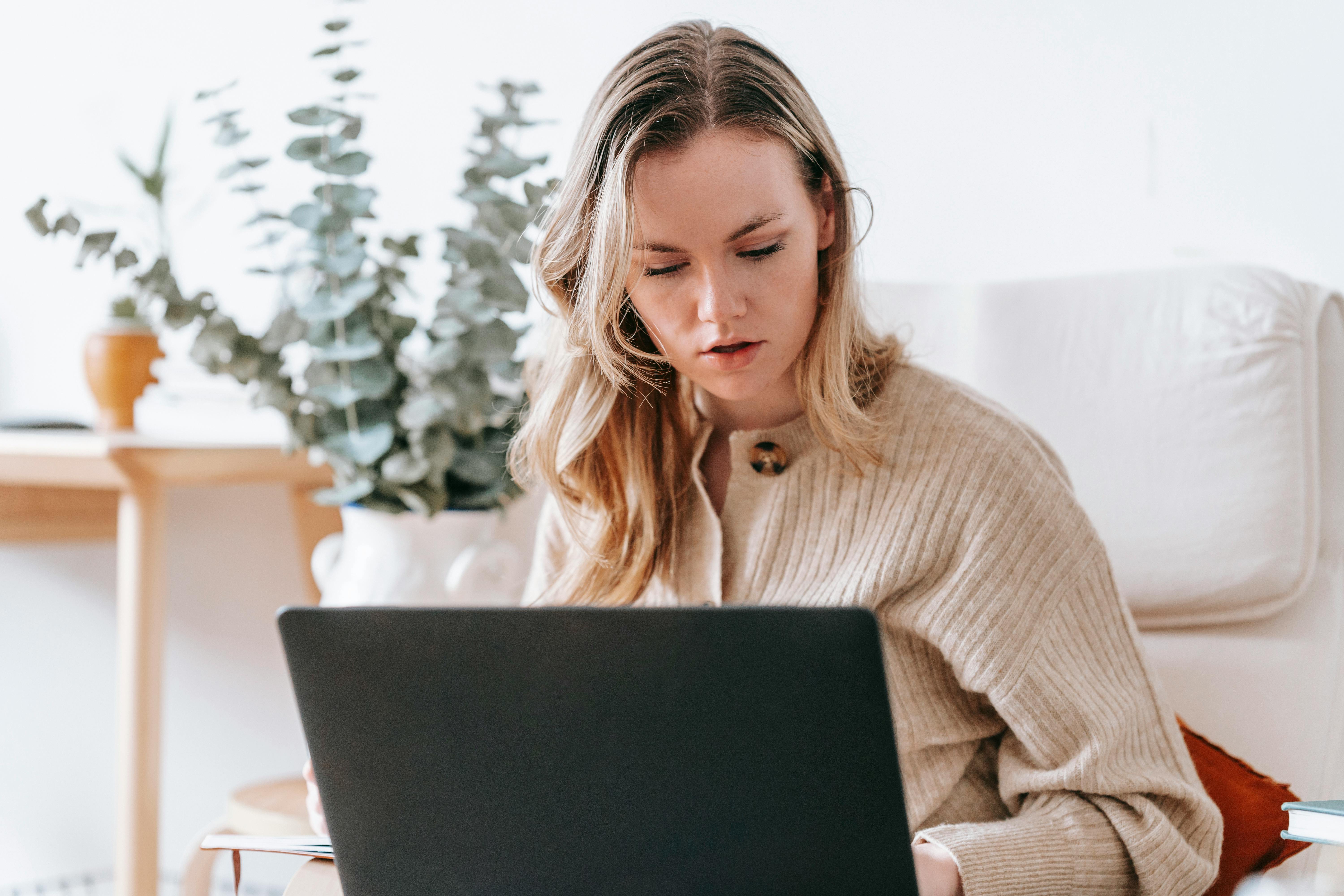 Mujer estudia ante su portátil | Fuente: Pexels