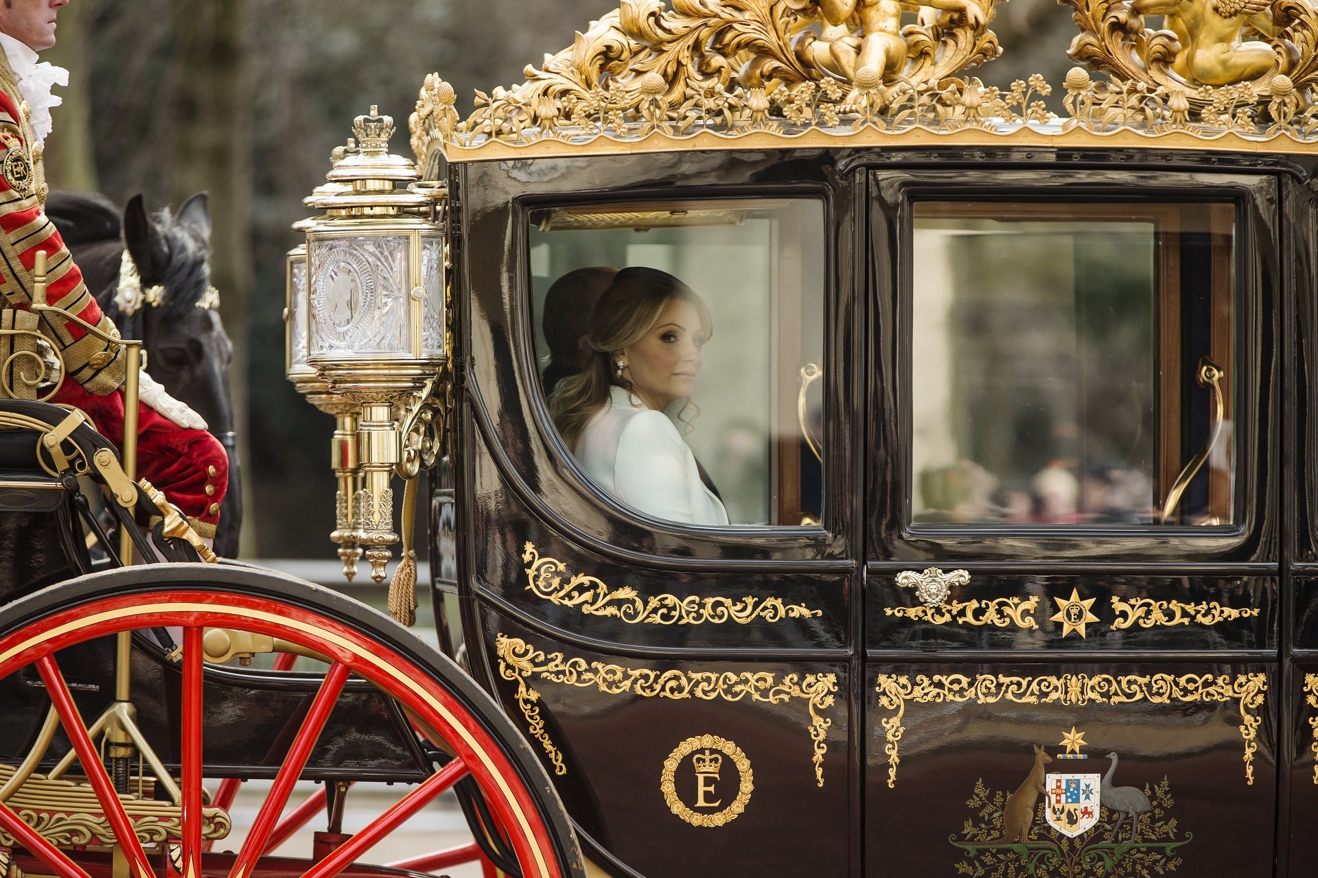 Angélica Rivera en carroza estatal camino al Palacio de Buckingham tras bienvenida ceremonial con la Reina de Inglaterra en marzo de 2015 || Fuente: Getty Images