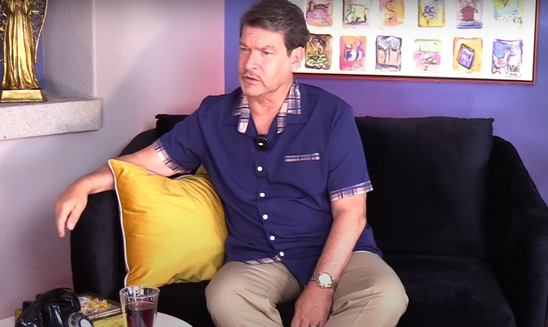 Sebastián Ligarde entrevistado por Matilde Obregón. | Foto: YouTube/Matilde Obregón