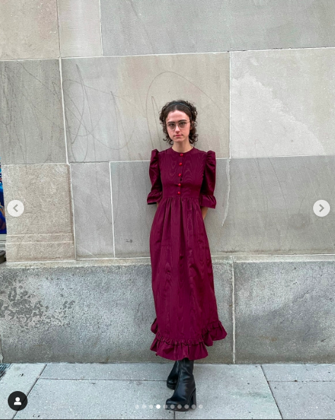 Ella Emhoff posando para una foto el Día de la Inauguración de 2021. | Fuente: Instagram/ellaemhoff