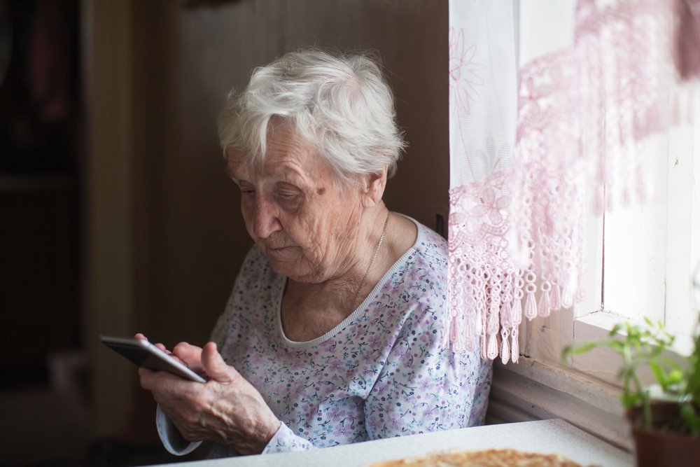 Anciana con un teléfono celular. | Foto: Shutterstock