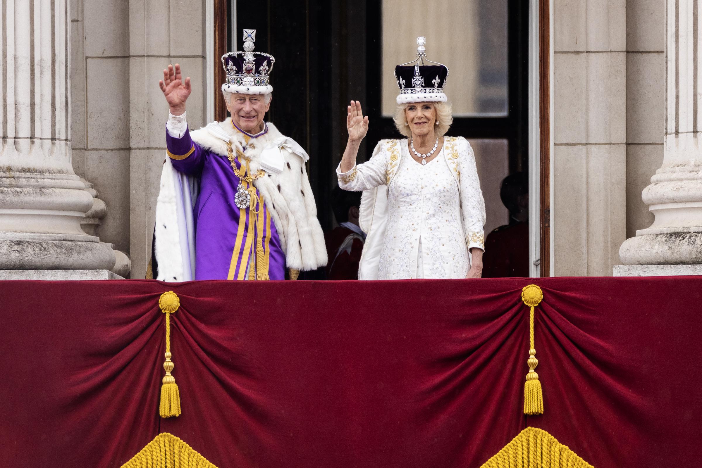 El Rey Carlos III y la Reina Camilla saludan desde el balcón del Palacio de Buckingham tras su coronación en lLondres el 6 de mayo de 2023 | Fuente: Getty Images