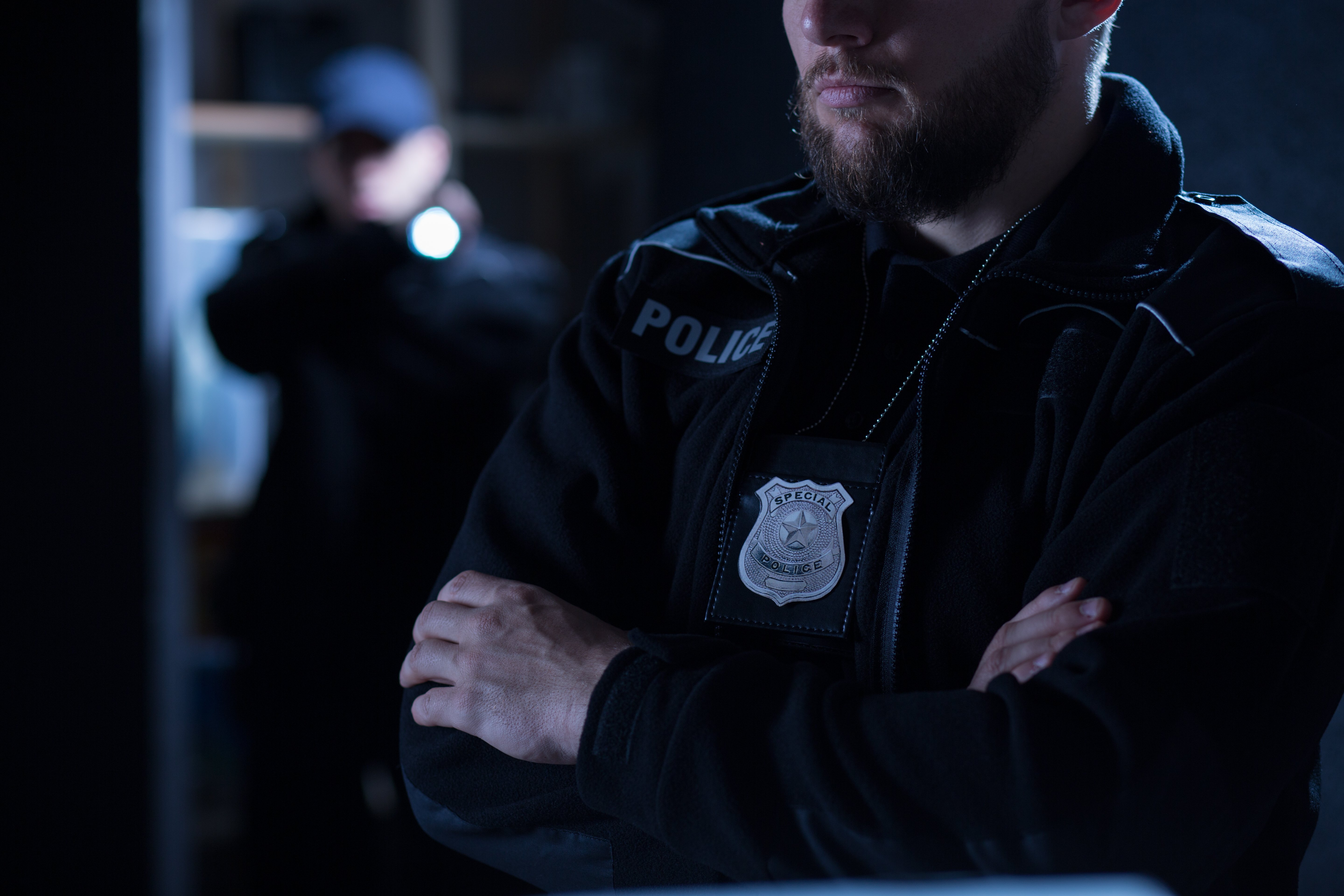 Policía molesto y supervisor en el fondo. | Foto: Shutterstock