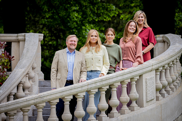 El rey Guillermo Alejandro, la princesa Amalia, la princesa Alexia, la princesa Ariane y la reina Máxima de los Países Bajos durante la tradicional sesión fotográfica de verano anual en la finca Clingendael, el 21 de mayo de 2026, en La Haya, Países Bajos | Fuente: Getty Images