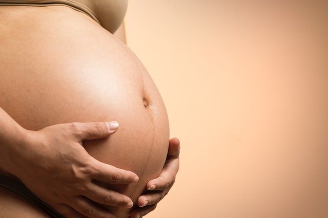 Mujer embarazada sosteniendo su barriga. | Foto: Pexels/Daniel Reche