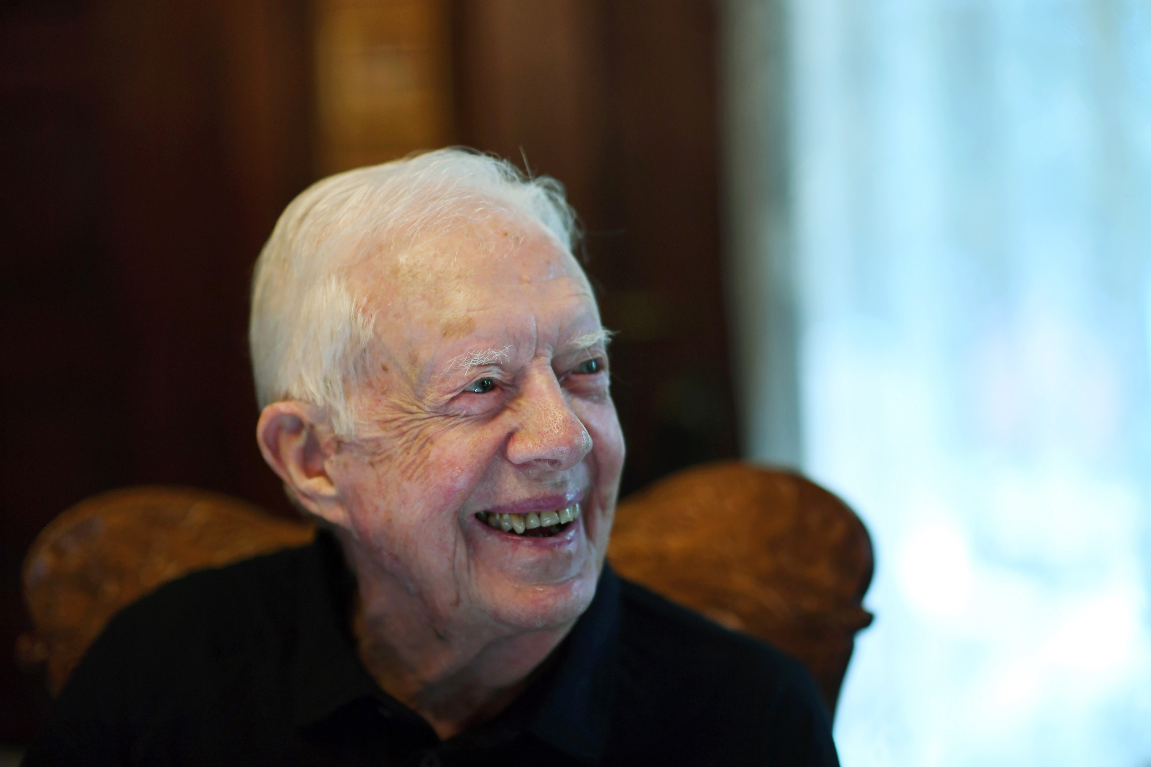 El ex presidente estadounidense Jimmy Carter fotografiado cenando en casa de un amigo en Plains, Georgia, el 4 de agosto de 2018 | Fuente: Getty Images