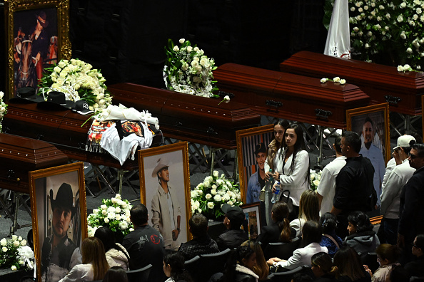 Familiares y amigos asisten al homenaje fúnebre simbólico del cantante colombiano Yeison Jiménez en Bogotá, el 14 de enero de 2026. Seis personas murieron el 10 de enero, incluido el popular cantante Yeison Jiménez, cuando la pequeña avioneta en la que viajaban se estrelló poco después del despegue en el centro de Colombia, según informaron las autoridades | Fuente: Getty Images