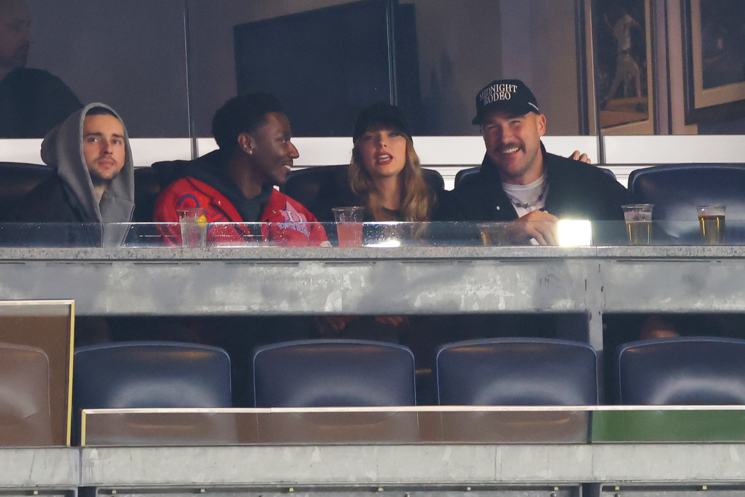 Jerrod Carmichael, Taylor Swift y Travis Kelce asisten al Primer Partido de la Serie de Campeonato de la Liga Americana en el Yankee Stadium el 14 de octubre de 2024, en Nueva York | Fuente: Getty Images