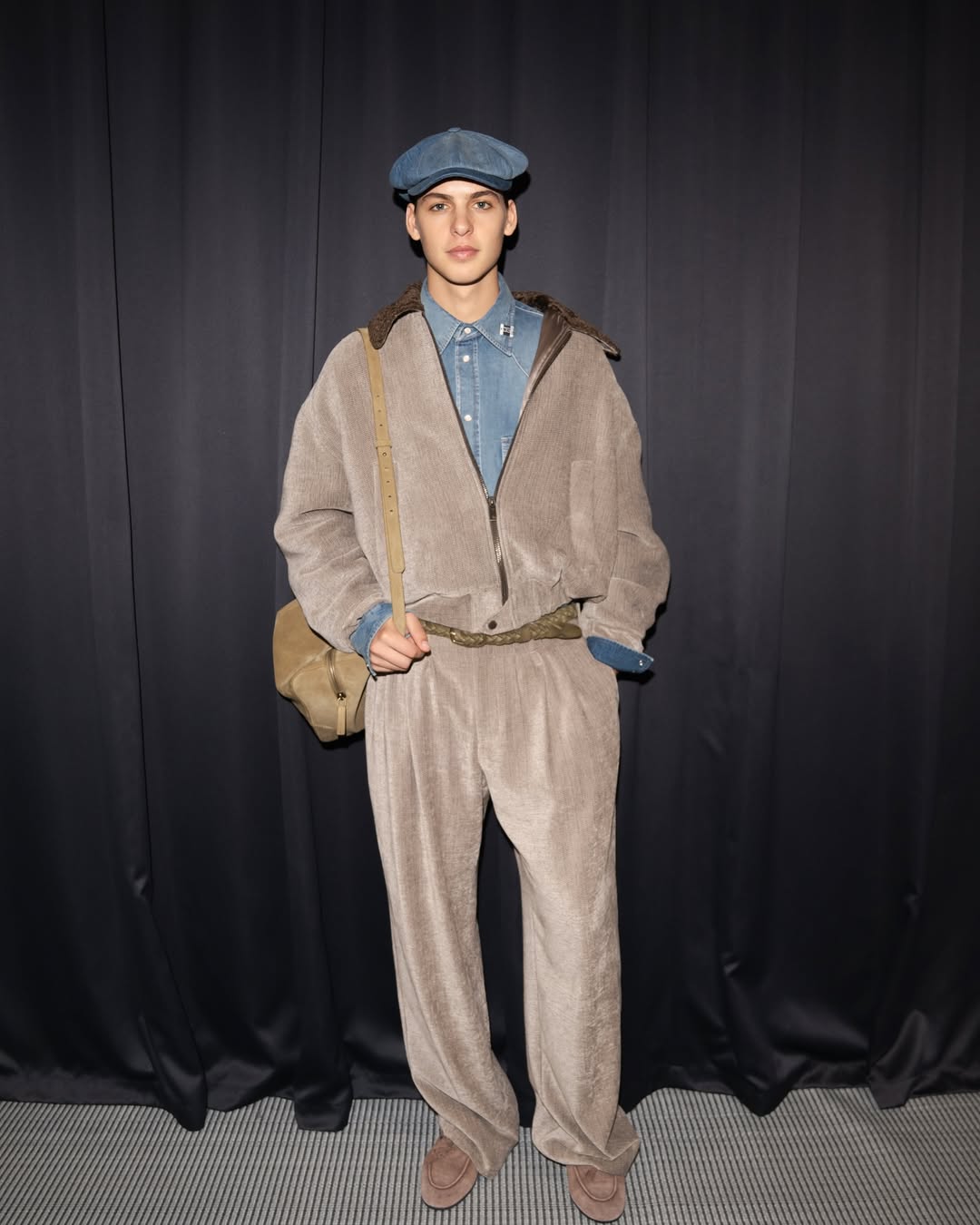 Benicio Gravier posando durante la Semana de la Moda en Milán | Fuente: Instagram/beniciogravier