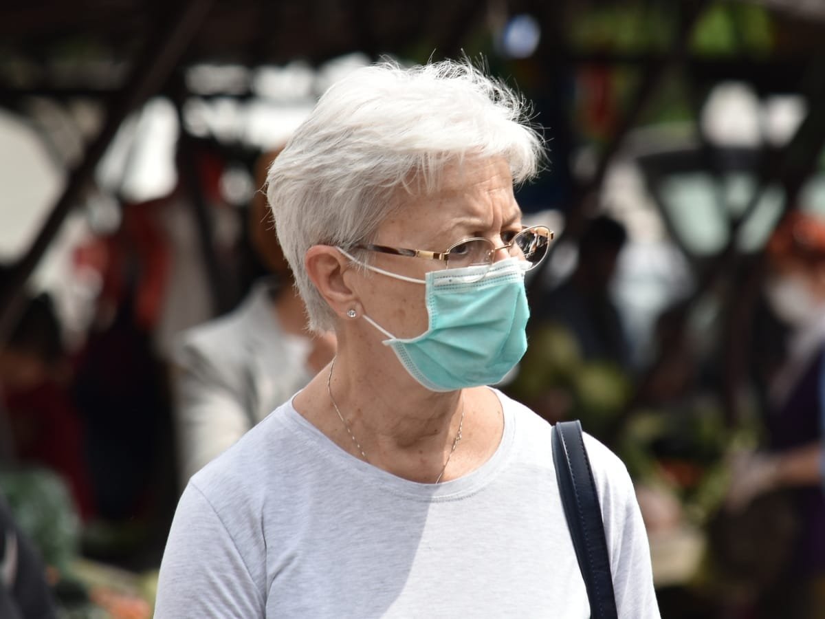 Anciana usando una mascarilla de protección facial para protegerse del COVID-19. | Foto: Pixnio