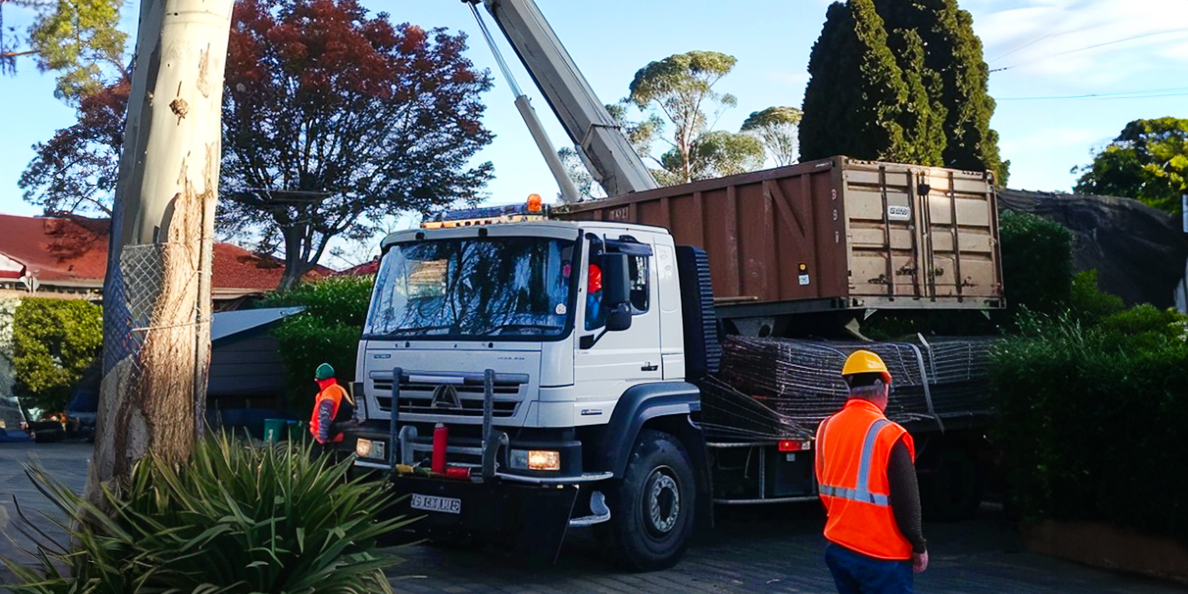 Un vehículo de obras aparcado en una calle de las afueras | Fuente: AmoMama