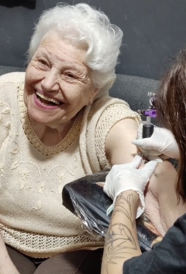 Guada Kelly haciéndose un tatuaje en un vídeo de TikTok en 2023 | Foto: tiktok.com/@guada.kelly