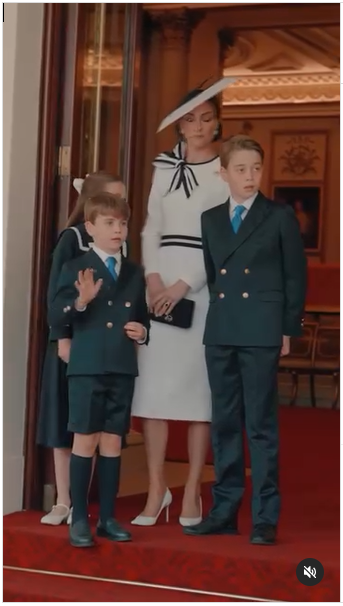 La princesa Charlotte de Gales, el príncipe Louis de Gales, Catherine, princesa de Gales, y el príncipe George de Gales asisten a la Ofrenda de Colores en Londres, Inglaterra, en un vídeo de Instagram fechado el 15 de junio de 2024. | Fuente: Instagram/princeandprincessofwales/