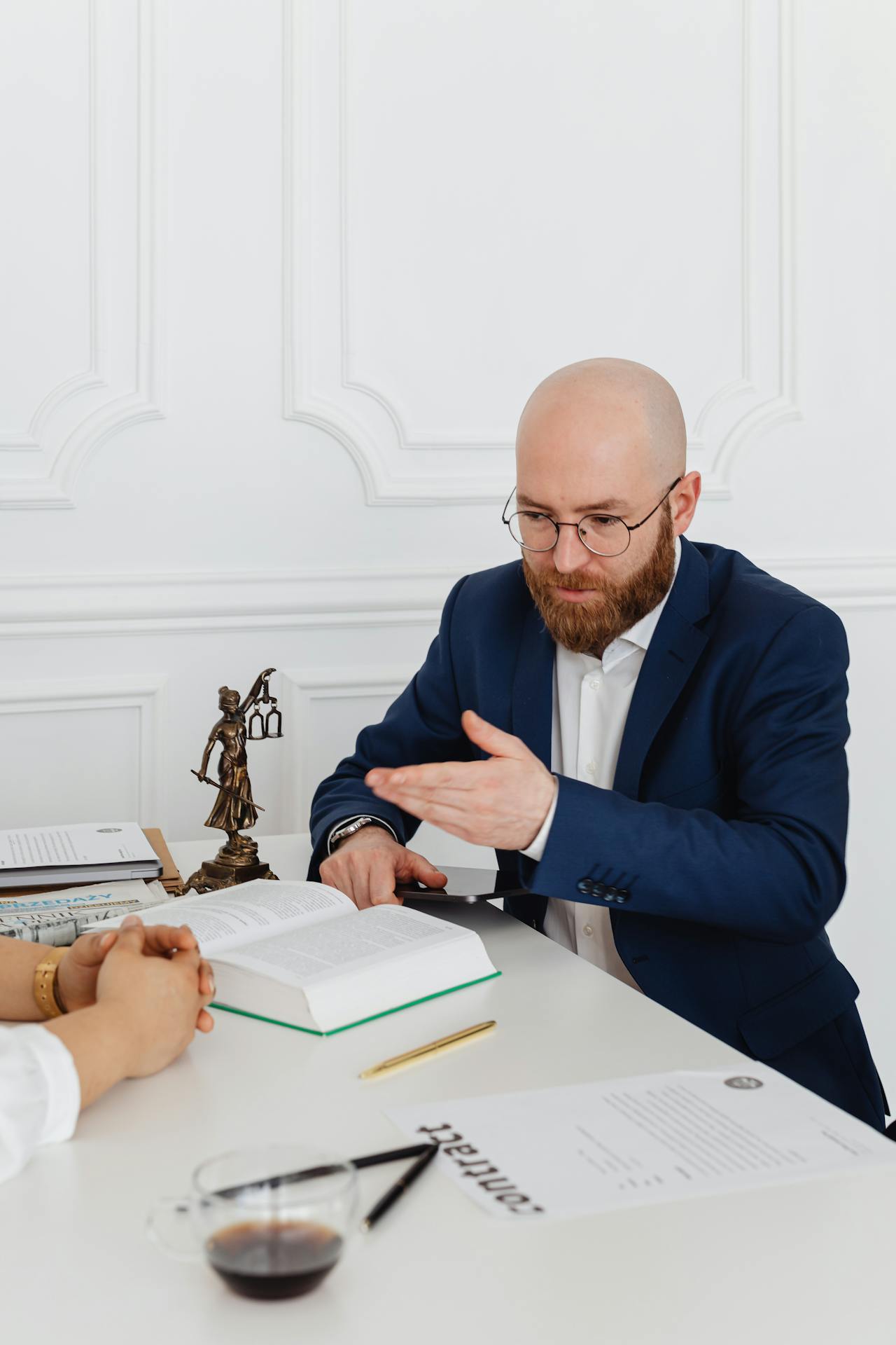 Un abogado hablando con su cliente | Fuente: Pexels