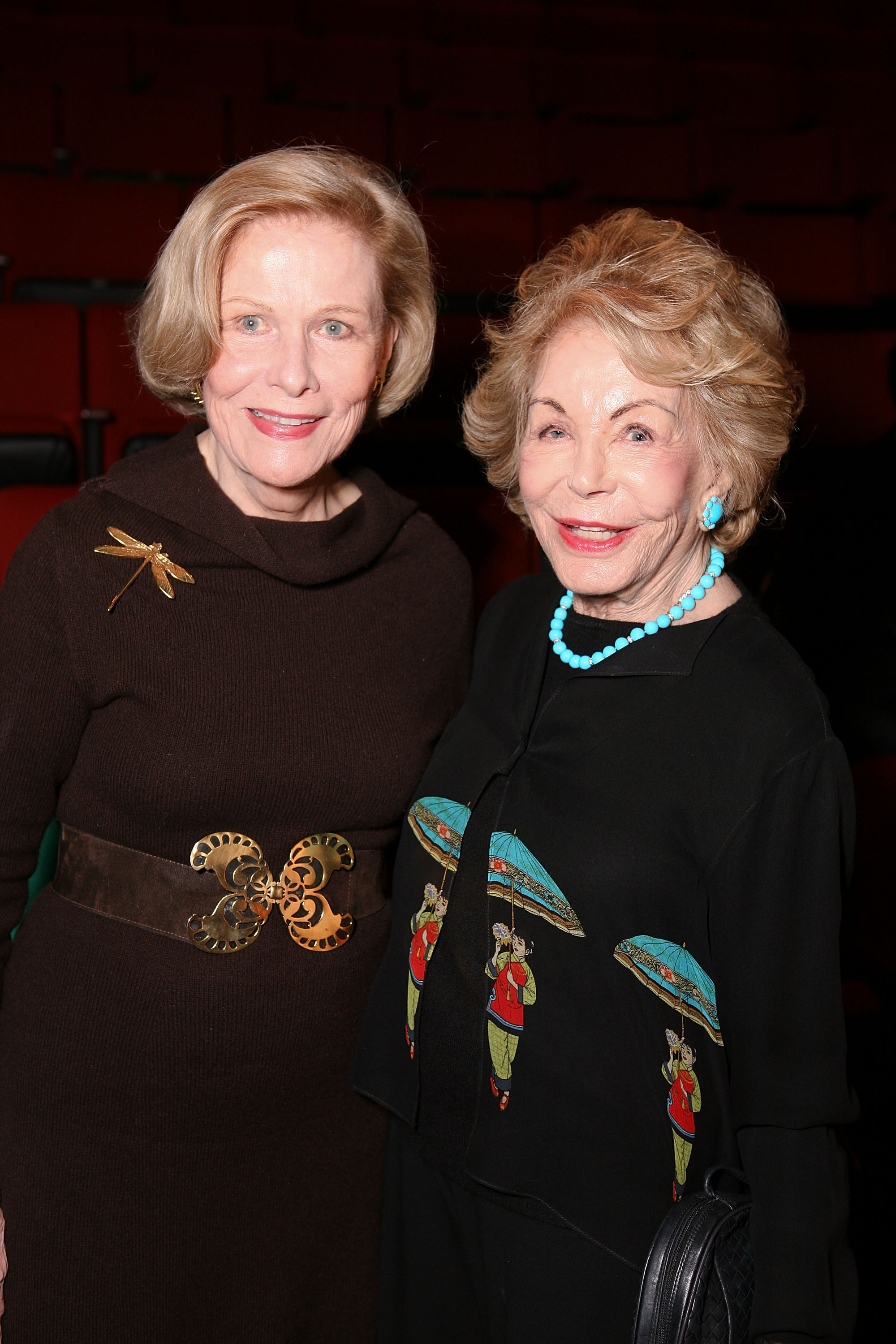 La actriz y Anne Douglas posan durante la Cena de Artistas de Teatro en el escenario del Teatro Kirk Douglas el 14 de septiembre de 2011, en Los Ángeles, California | Fuente: Getty Images