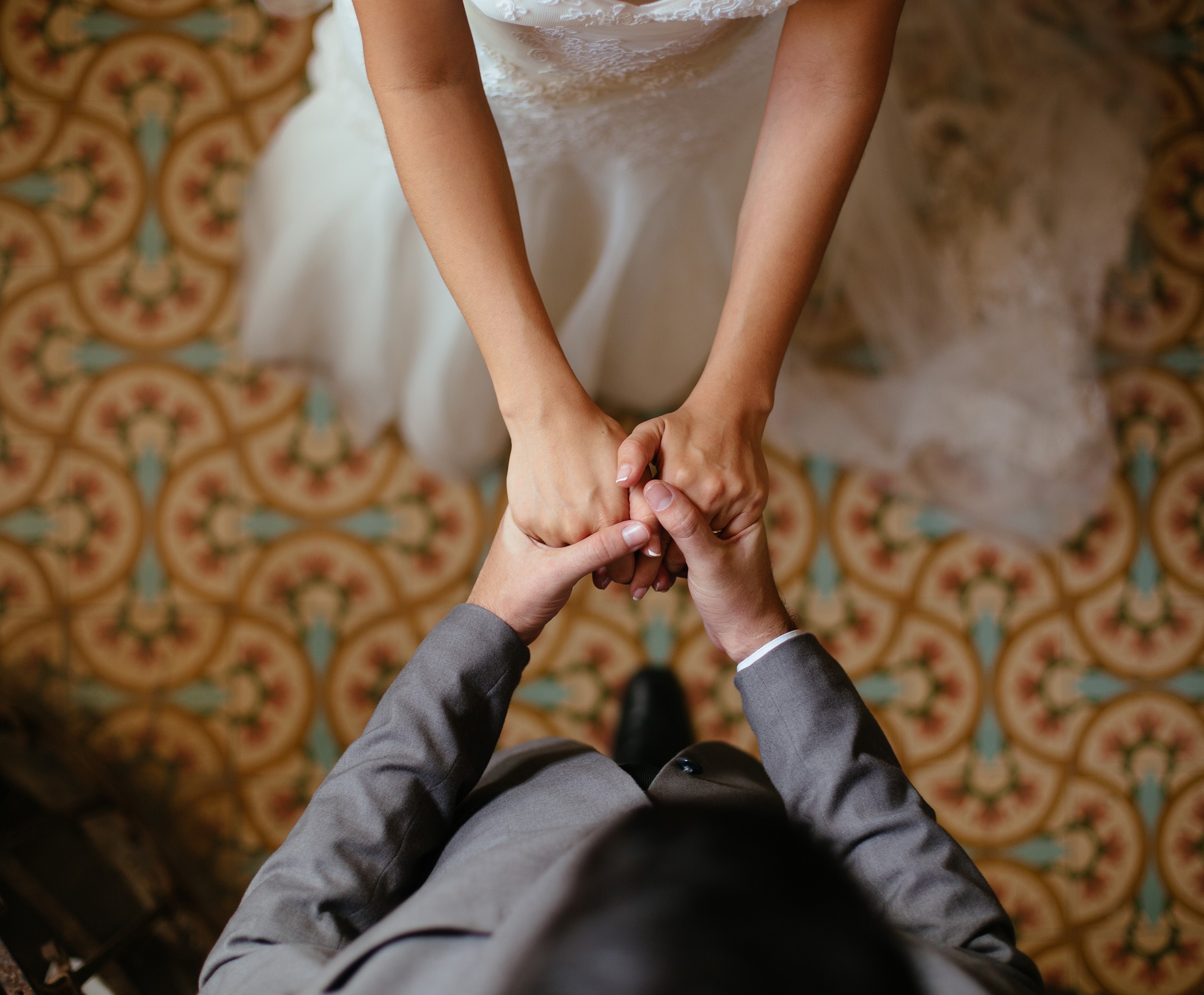 Los recién casados cogidos de la mano | Foto: Getty Images