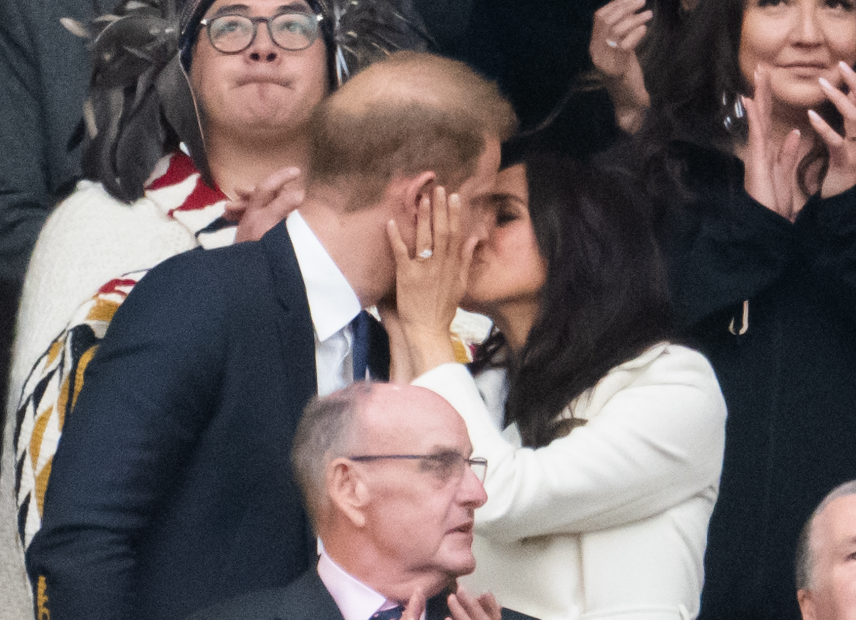 El príncipe Harry, duque de Sussex, y Meghan, duquesa de Sussex, se besan durante la ceremonia de inauguración de los Juegos Invictus 2025 | Fuente: Getty Images