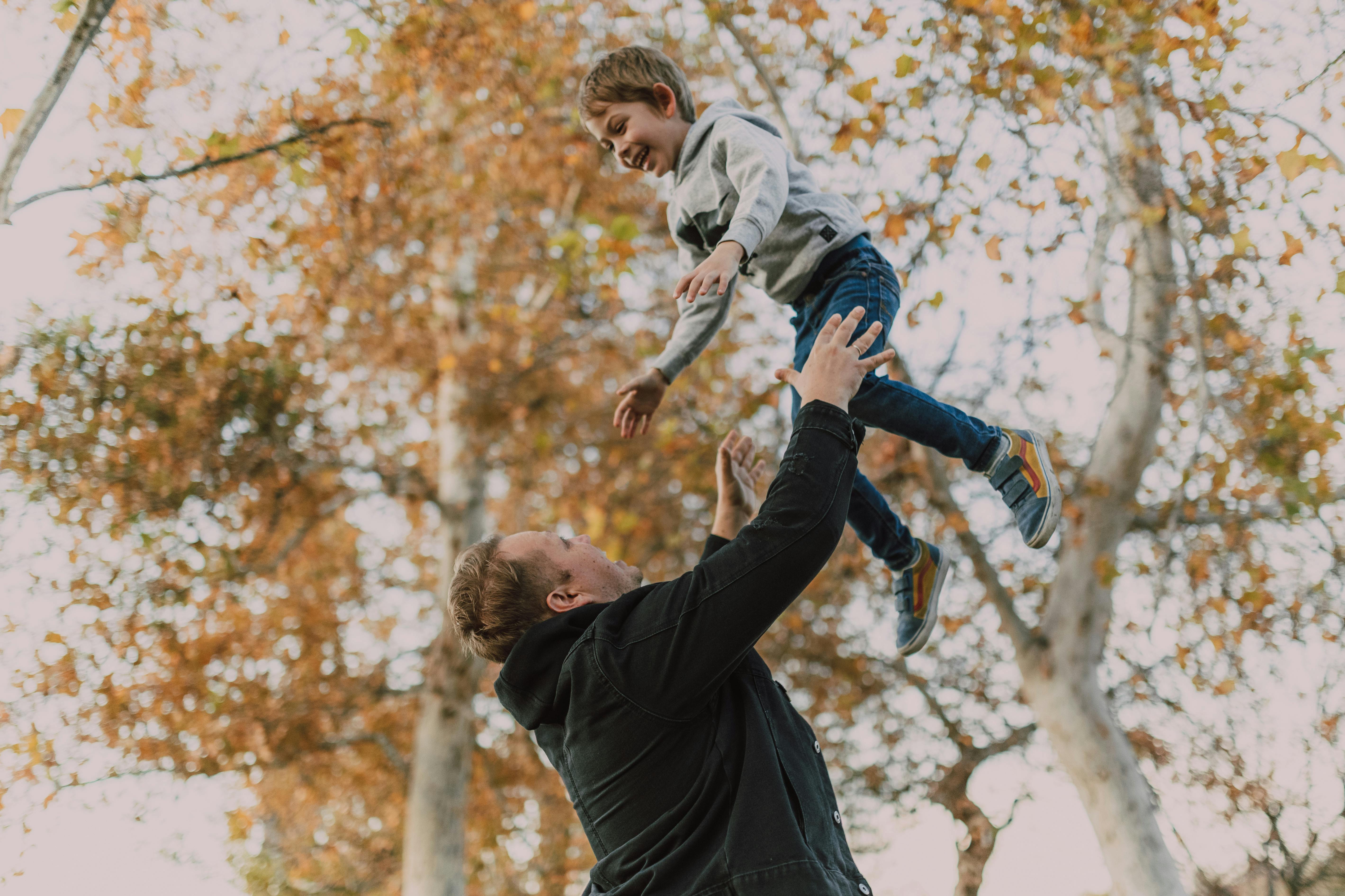 Padre jugando con su hijo | Fuente: Pexels