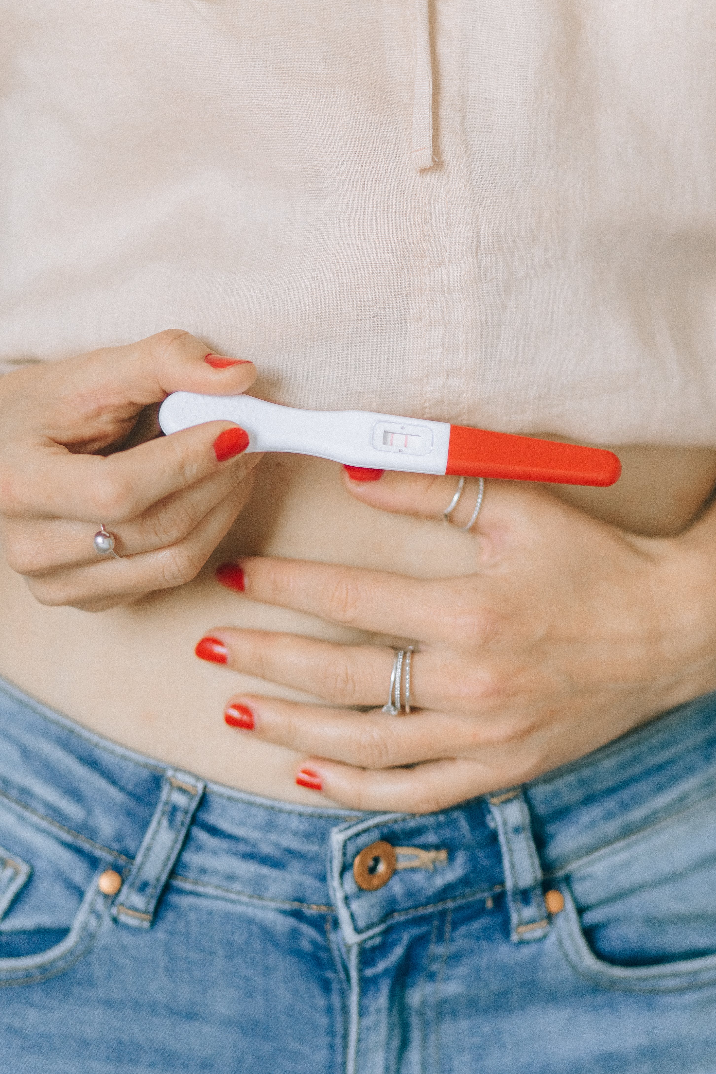 Mujer sujetando un test de embarazo | Foto: Pexels