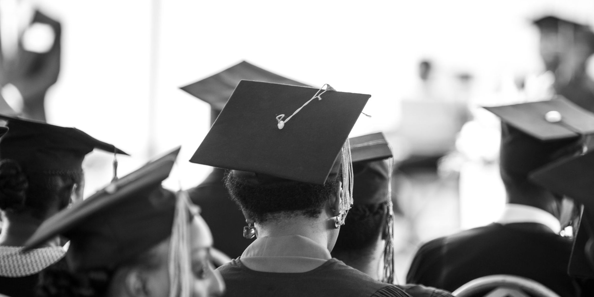 Graduados con birretes durante la ceremonia | Fuente: Pexels