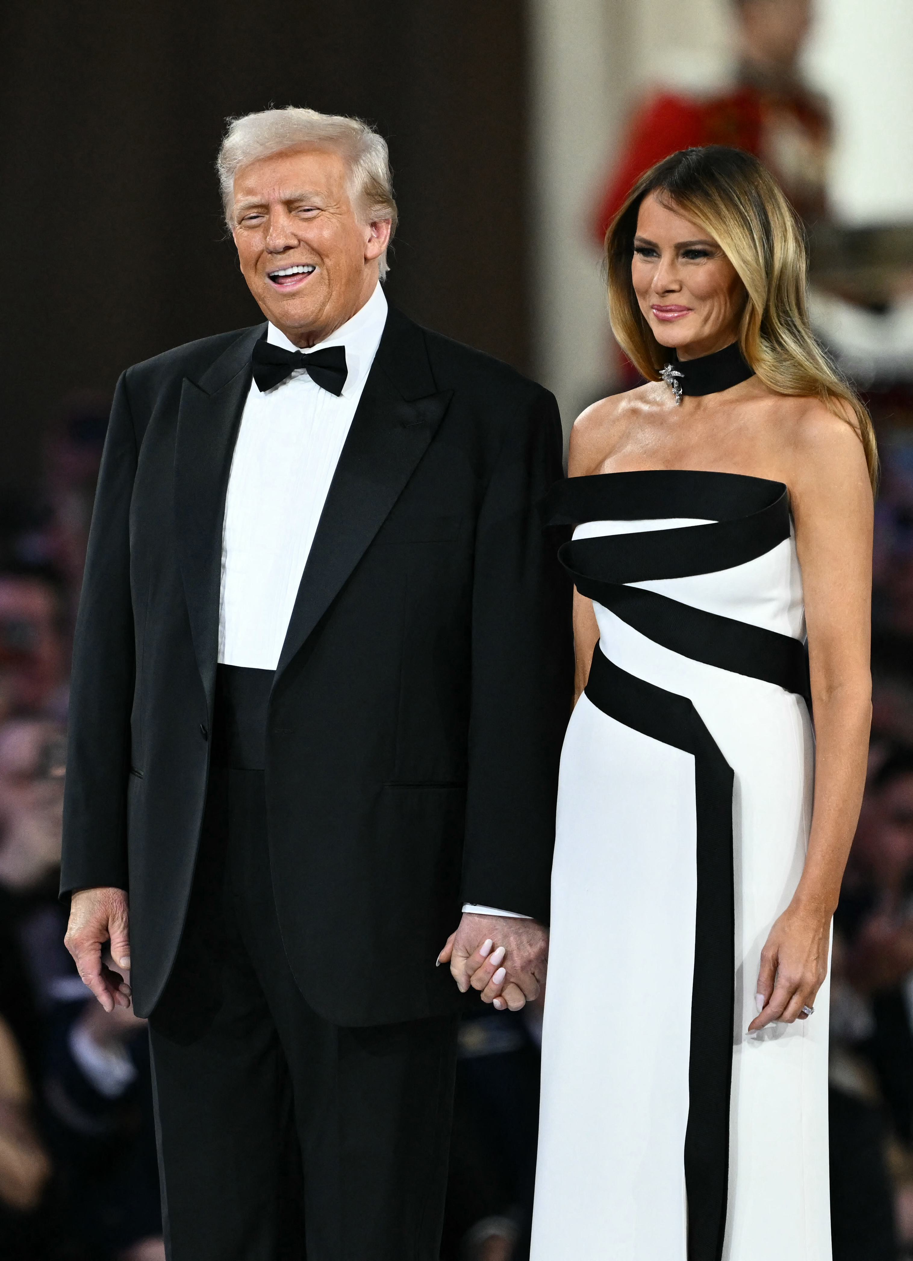 El presidente estadounidense Donald Trump y la primera dama Melania Trump llegan al baile inaugural del Comandante en Jefe en Washington, D.C., el 20 de enero de 2025 | Fuente: Getty Images