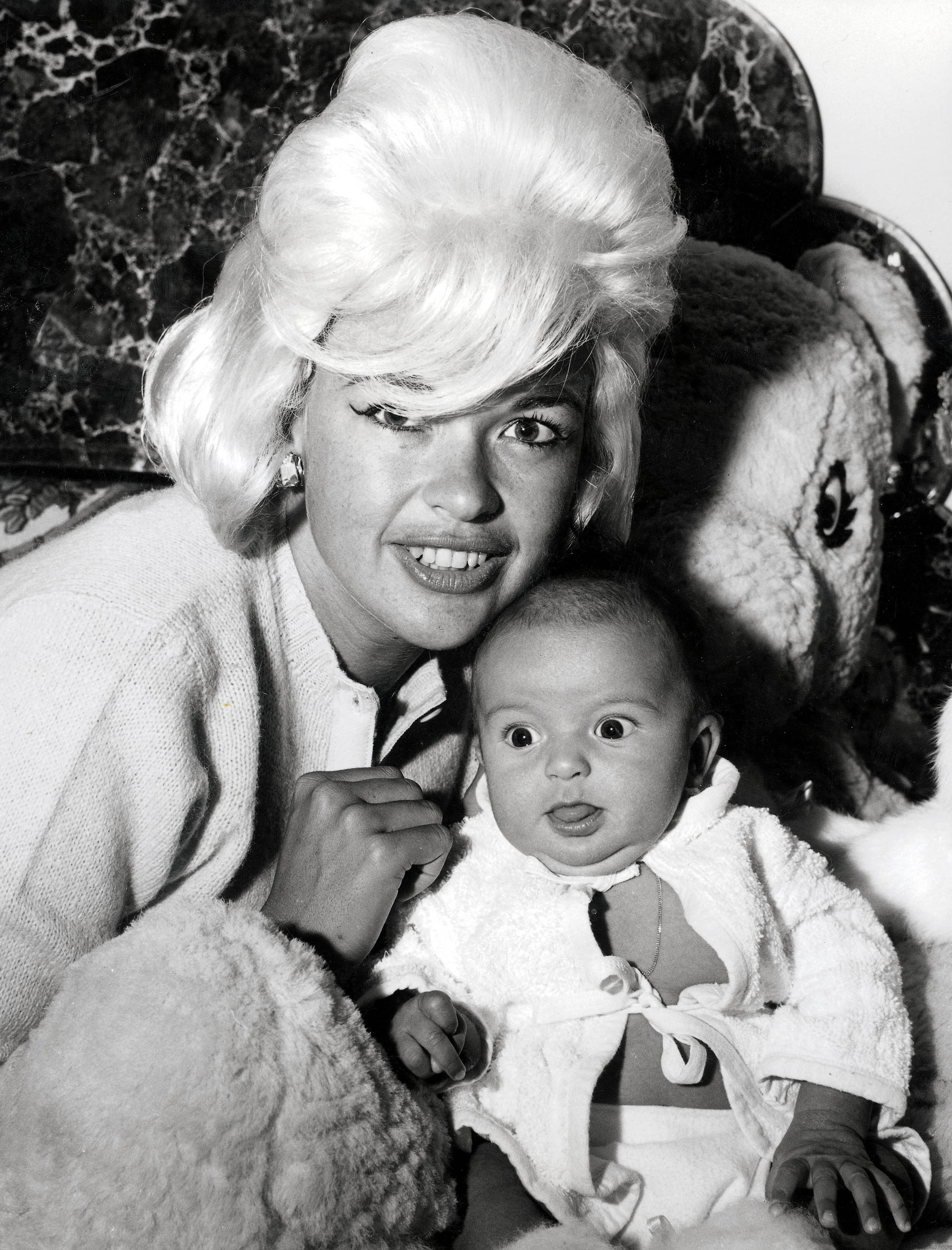 Jayne Mansfield y Mariska Hargitay en Hollywood, California, el 1 de enero de 1964. | Foto: Getty Images