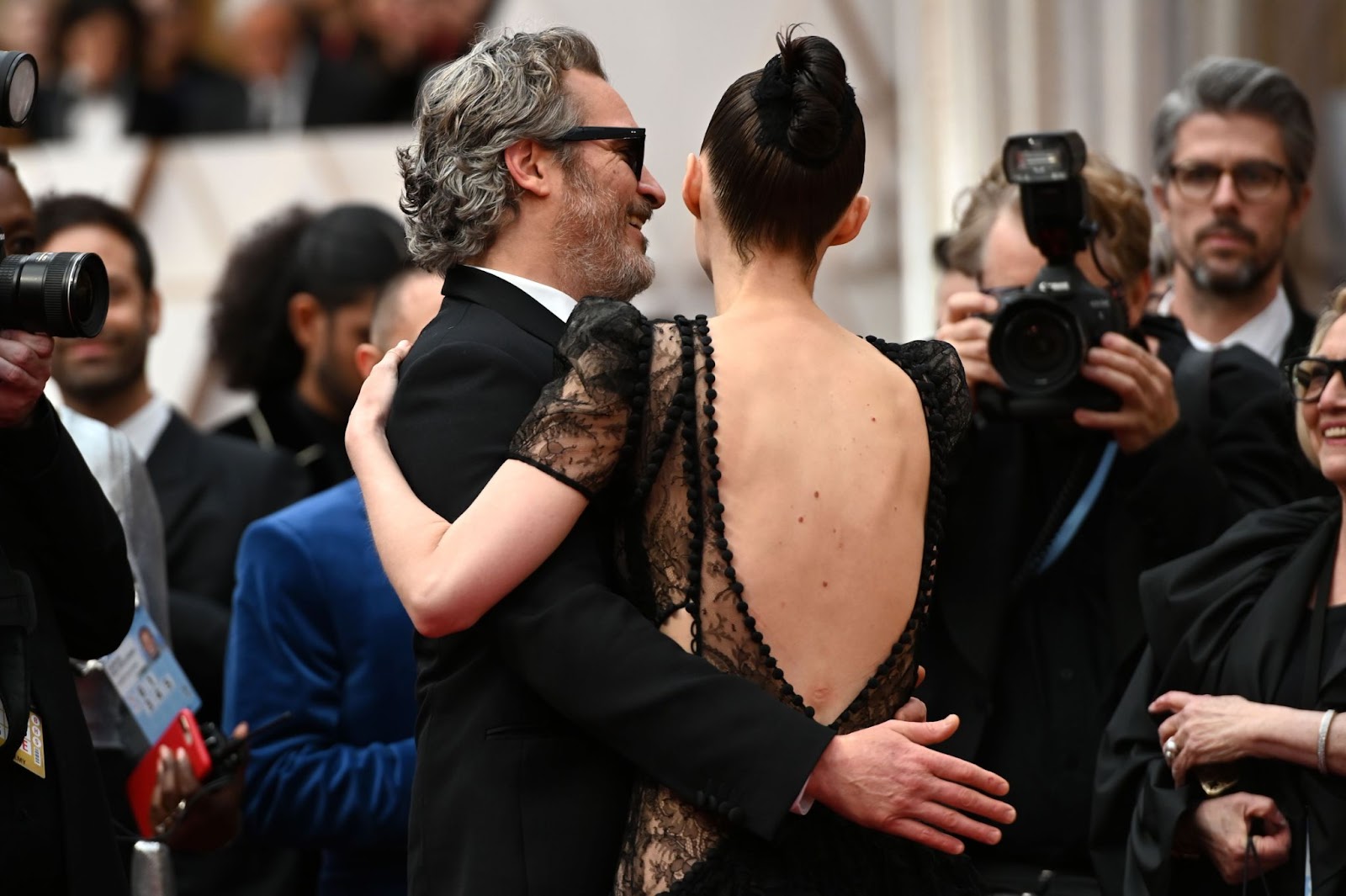 Joaquin Phoenix y Rooney Mara asistieron a la 92ª edición de los Oscar en Hollywood, California, el 9 de febrero de 2020, permaneciendo juntos en señal de apoyo mientras Phoenix recibía elogios durante un importante hito en su carrera | Fuente: Getty Images