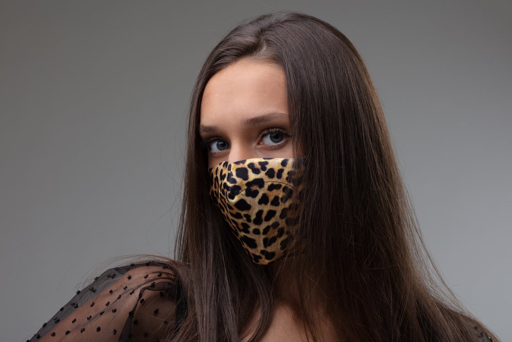 Mujer usando tapaboca con estampado de leopardo. | Foto: Shutterstock