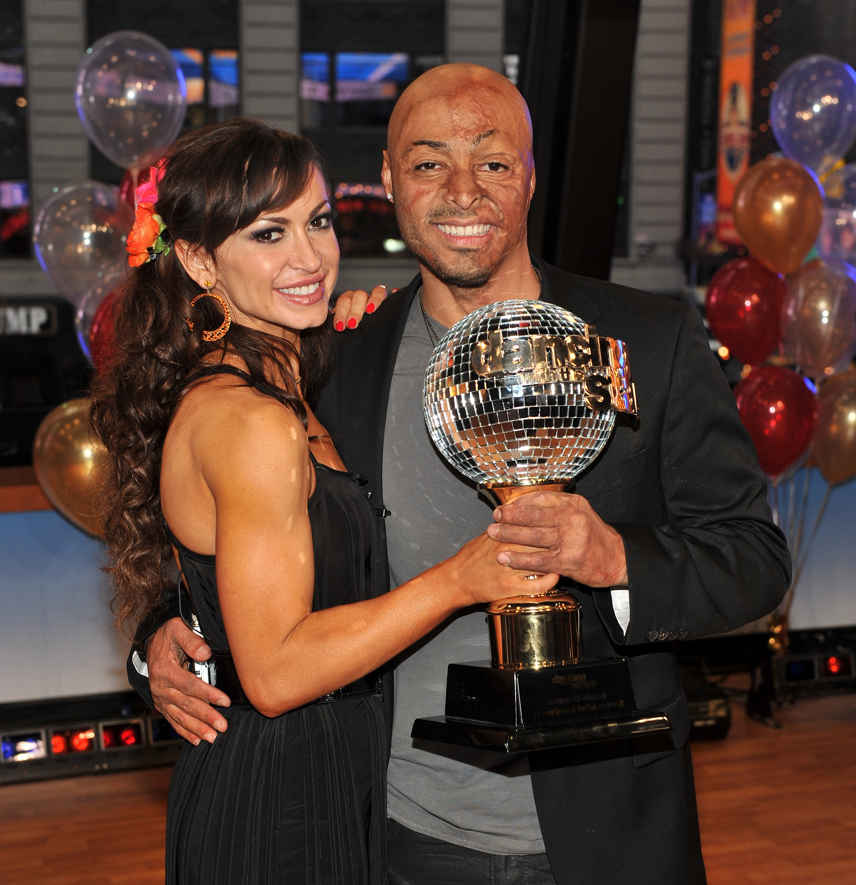 Karina Smirnoff y J.R. Martinez en el plató de "Dancing with the Stars", 2011 | Fuente: Getty Images