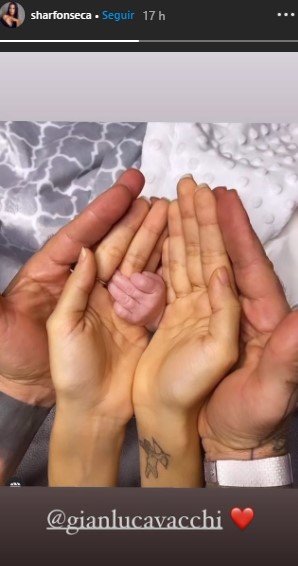Las manos de Gianluca, Sharon y Blu. | Foto: Captura de pantalla de Instagram/sharfonseca